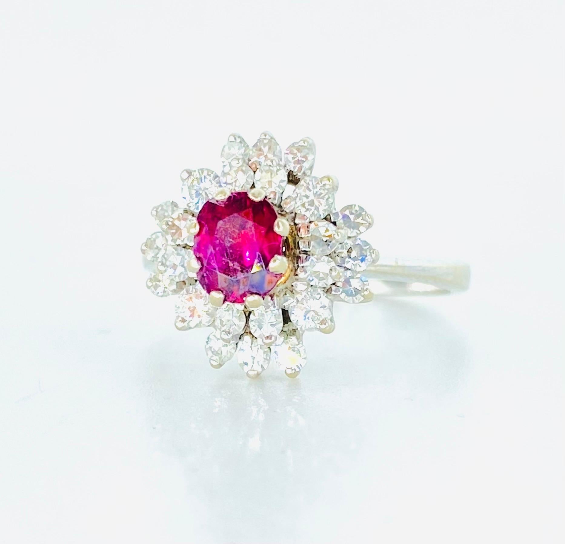 Vintage Ruby Center und Diamanten umgeben Cluster Ring 18k Weißgold. Der Ring misst 13 mm mal 12,80 mm. Schönes Funkeln mit viel Diamantenleben. Bei den Diamanten handelt es sich um natürliche Diamanten aus alten Minen mit einem Gesamtgewicht von