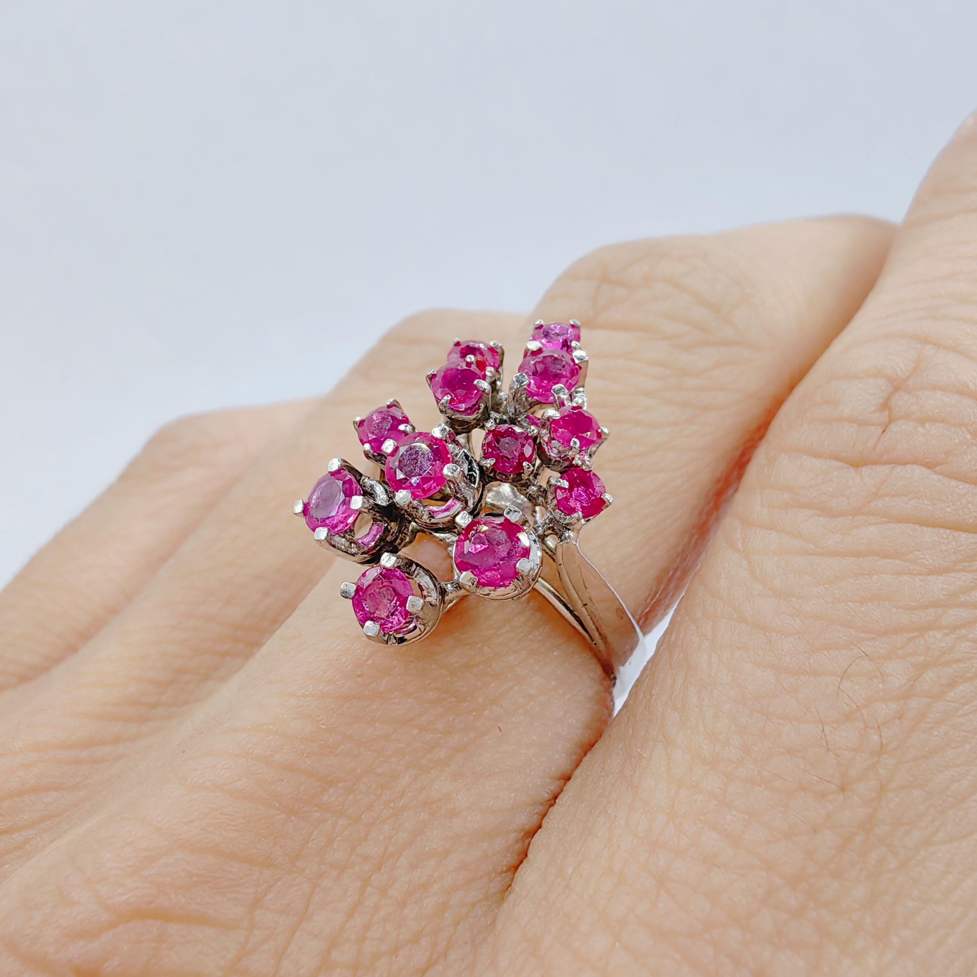 Anello vintage con cluster di rubini in oro bianco e 12 rubini taglio rotondo in vendita 3