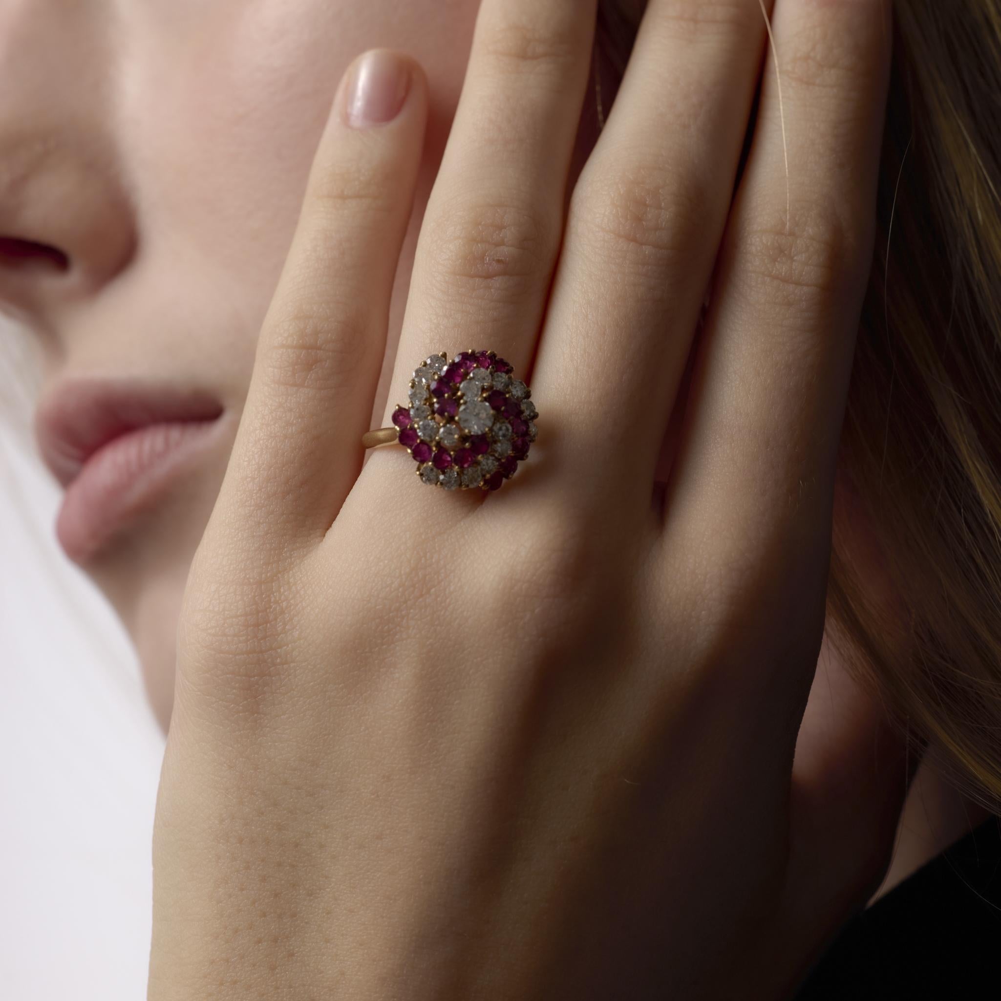 Questo anello vintage in oro giallo 14k abbaglia con rubini vibranti e diamanti scintillanti, creando un equilibrio ricco ed elegante di colori e brillantezza.