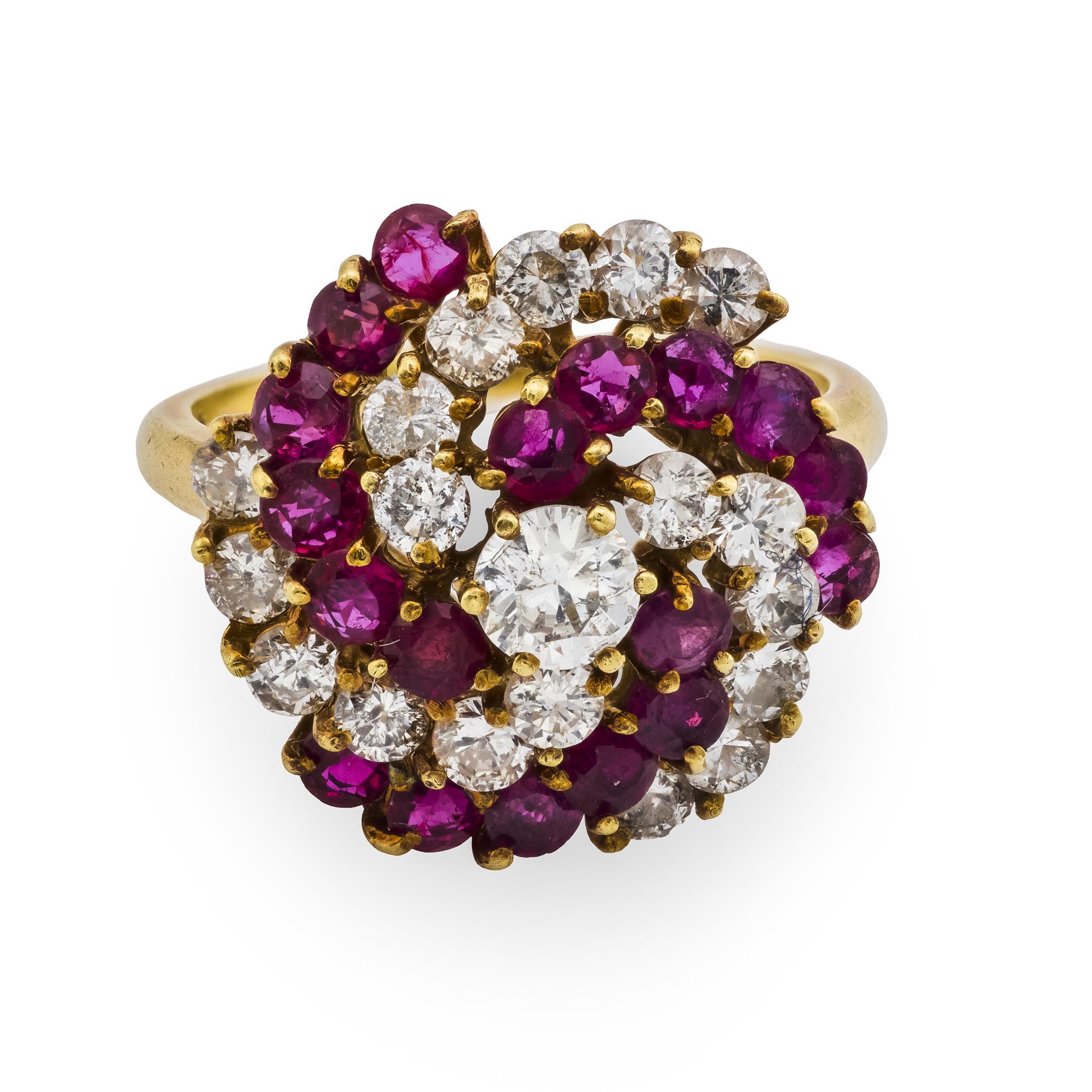 Contemporaneo Anello cocktail d'epoca con rubino e diamante in oro giallo 14k in vendita