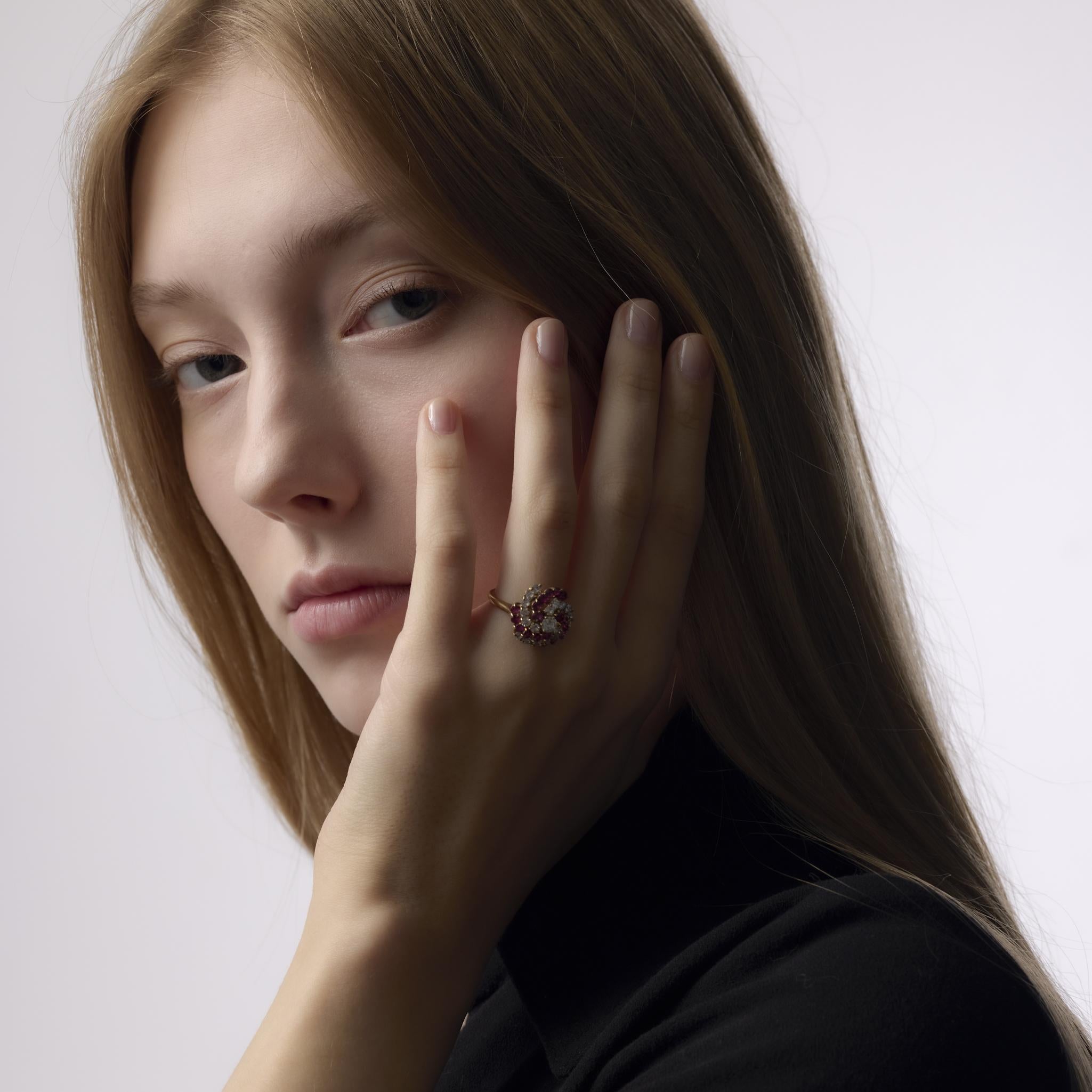 Taglio brillante Anello cocktail d'epoca con rubino e diamante in oro giallo 14k in vendita