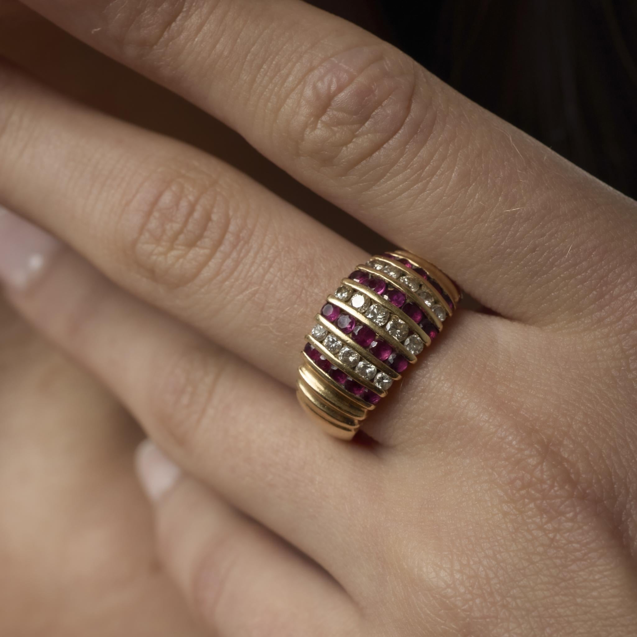 Cette bague vintage en or jaune 14k est ornée de 0,70 carats de rubis vifs et de 0,50 carats de diamants étincelants de couleur H et de pureté SI, pour une élégance saisissante.