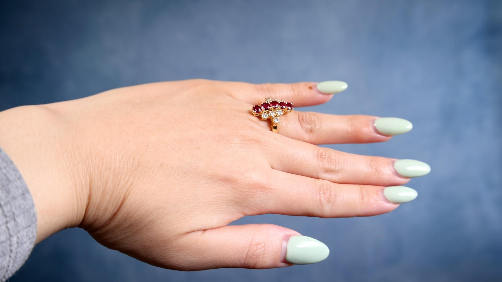 Taille ronde Bague vintage en or jaune 14k avec rubis et diamants en vente