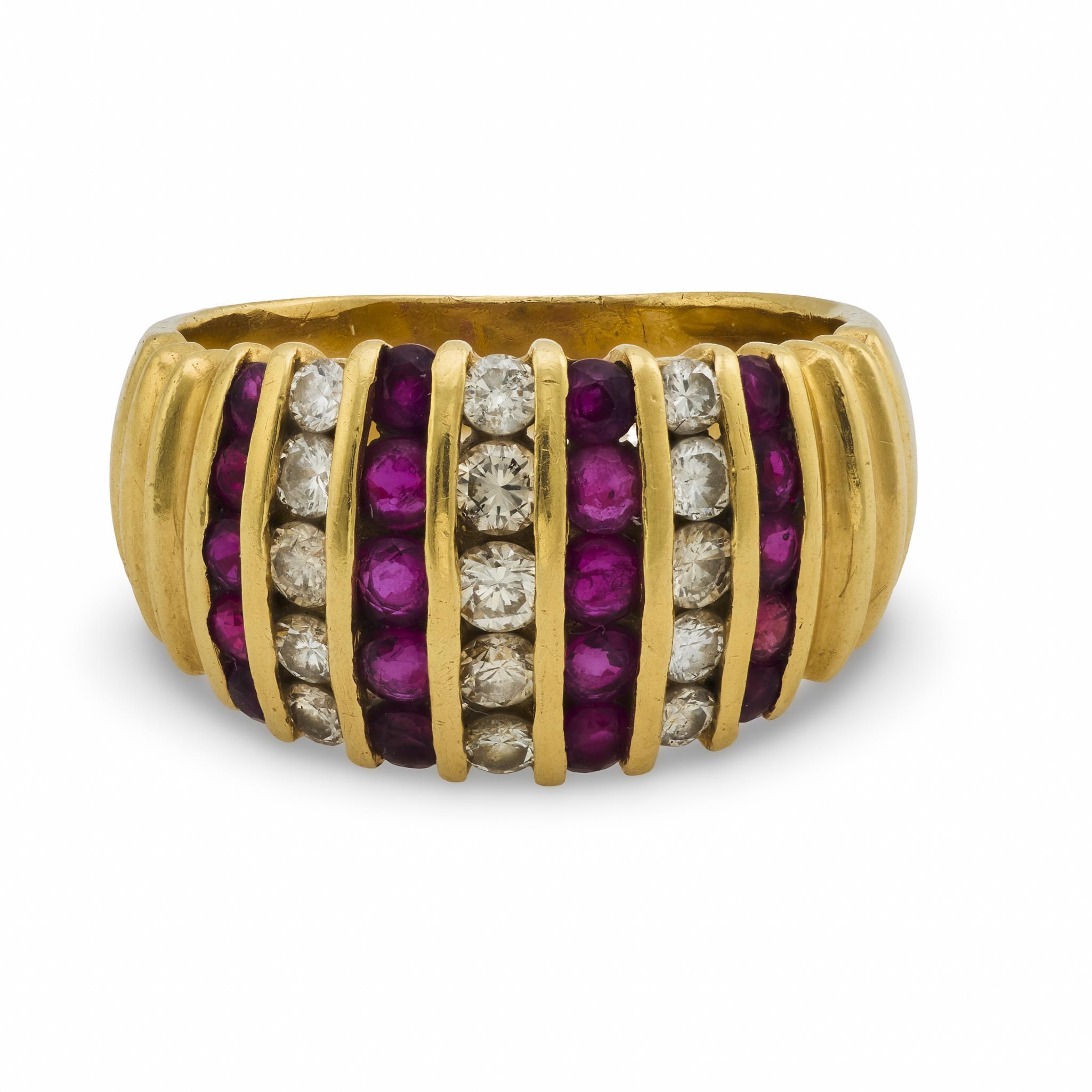 Contemporain Bague vintage en or jaune 14k avec rubis et diamants en vente
