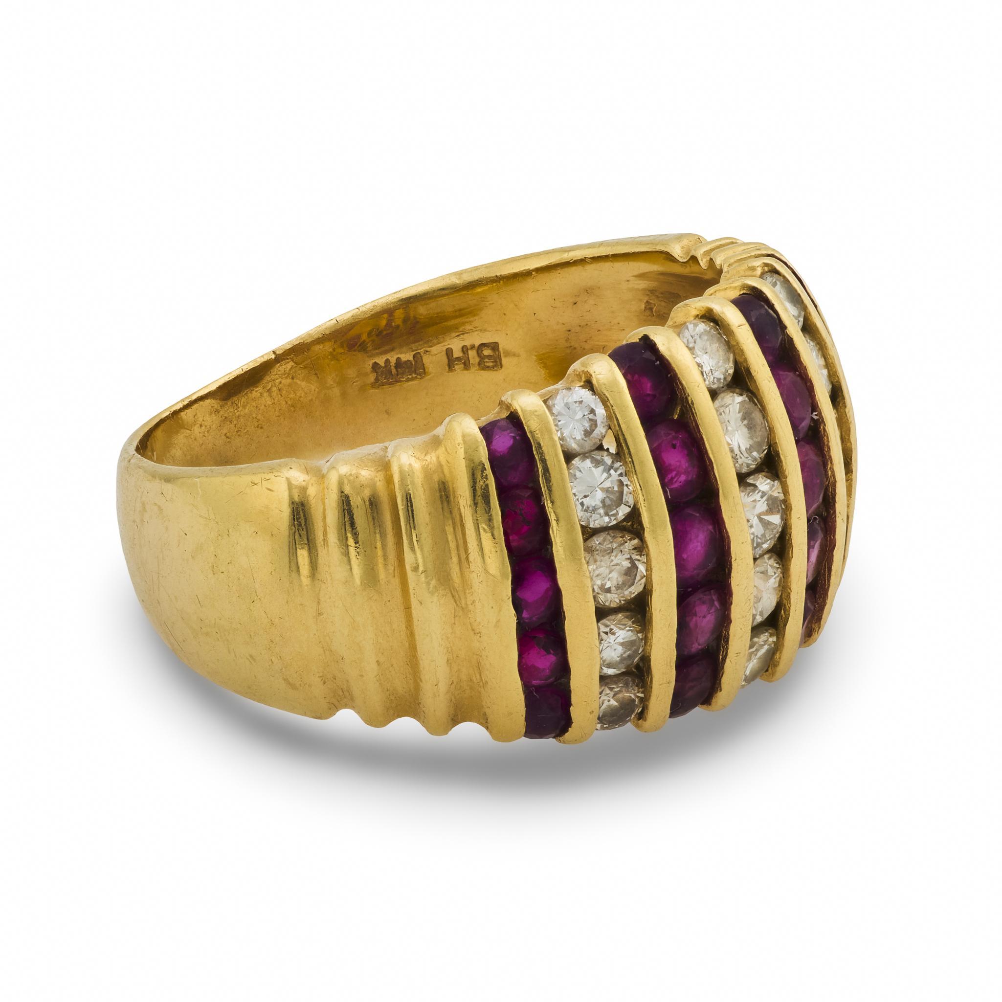 Bague vintage en or jaune 14k avec rubis et diamants Bon état - En vente à Beverly Hills, CA