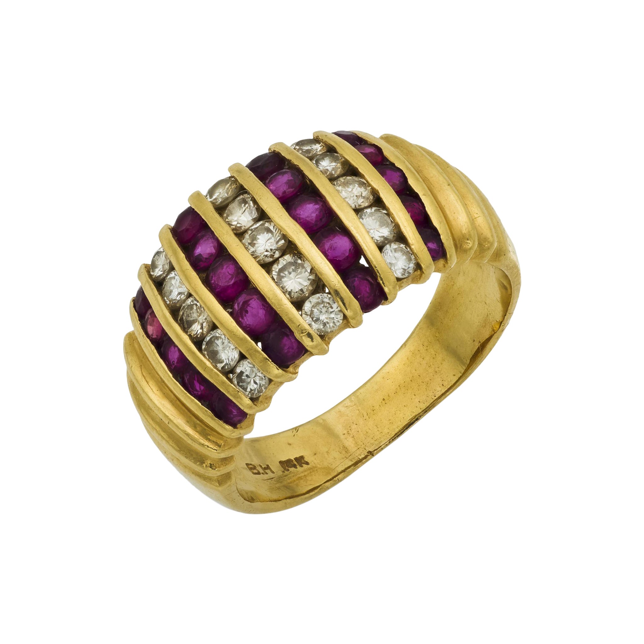 Bague vintage en or jaune 14k avec rubis et diamants en vente