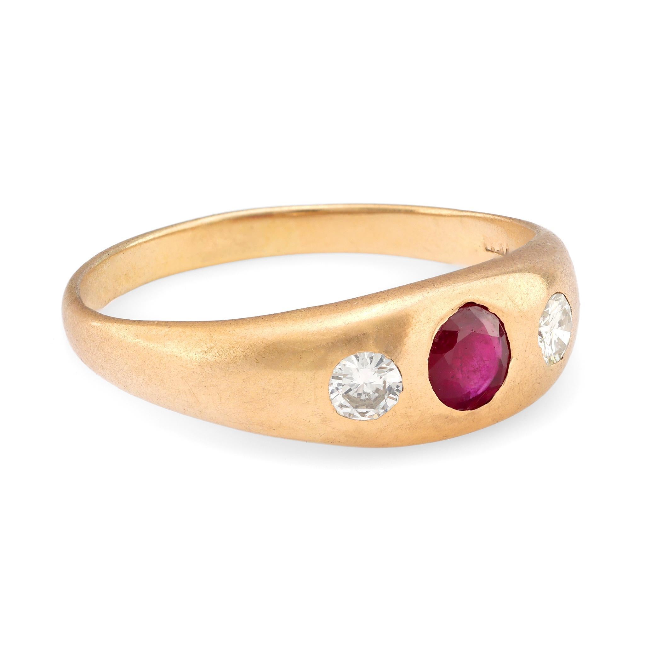 Vintage 14k Gelbgold Dreisteinring mit Rubin und Diamanten (Moderne)