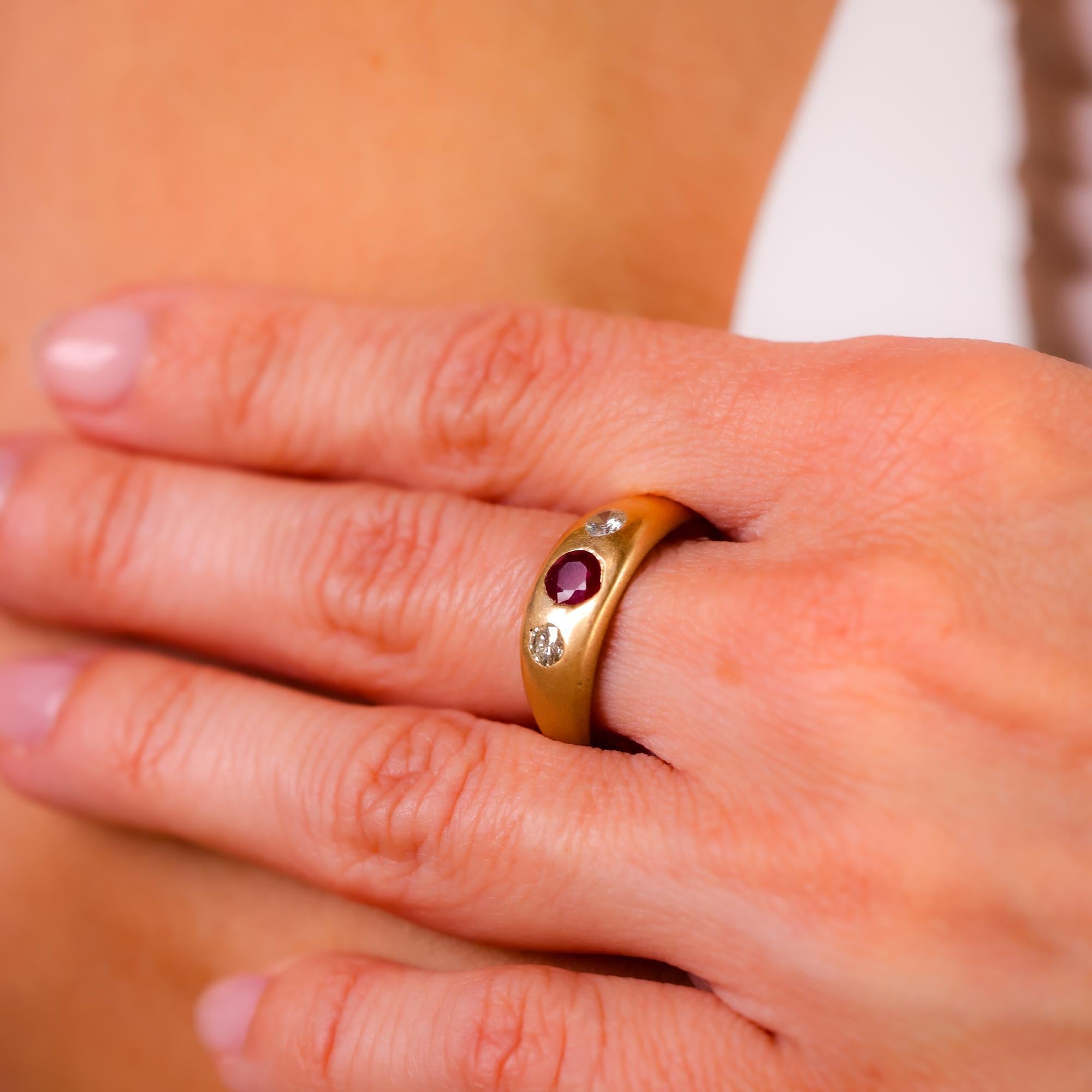 Vintage 14k Gelbgold Dreisteinring mit Rubin und Diamanten (Ovalschliff)