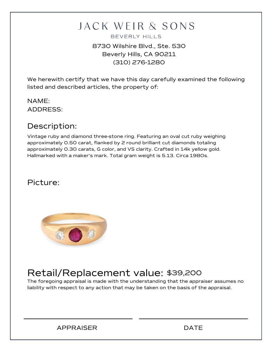 Vintage 14k Gelbgold Dreisteinring mit Rubin und Diamanten im Zustand „Hervorragend“ in Beverly Hills, CA