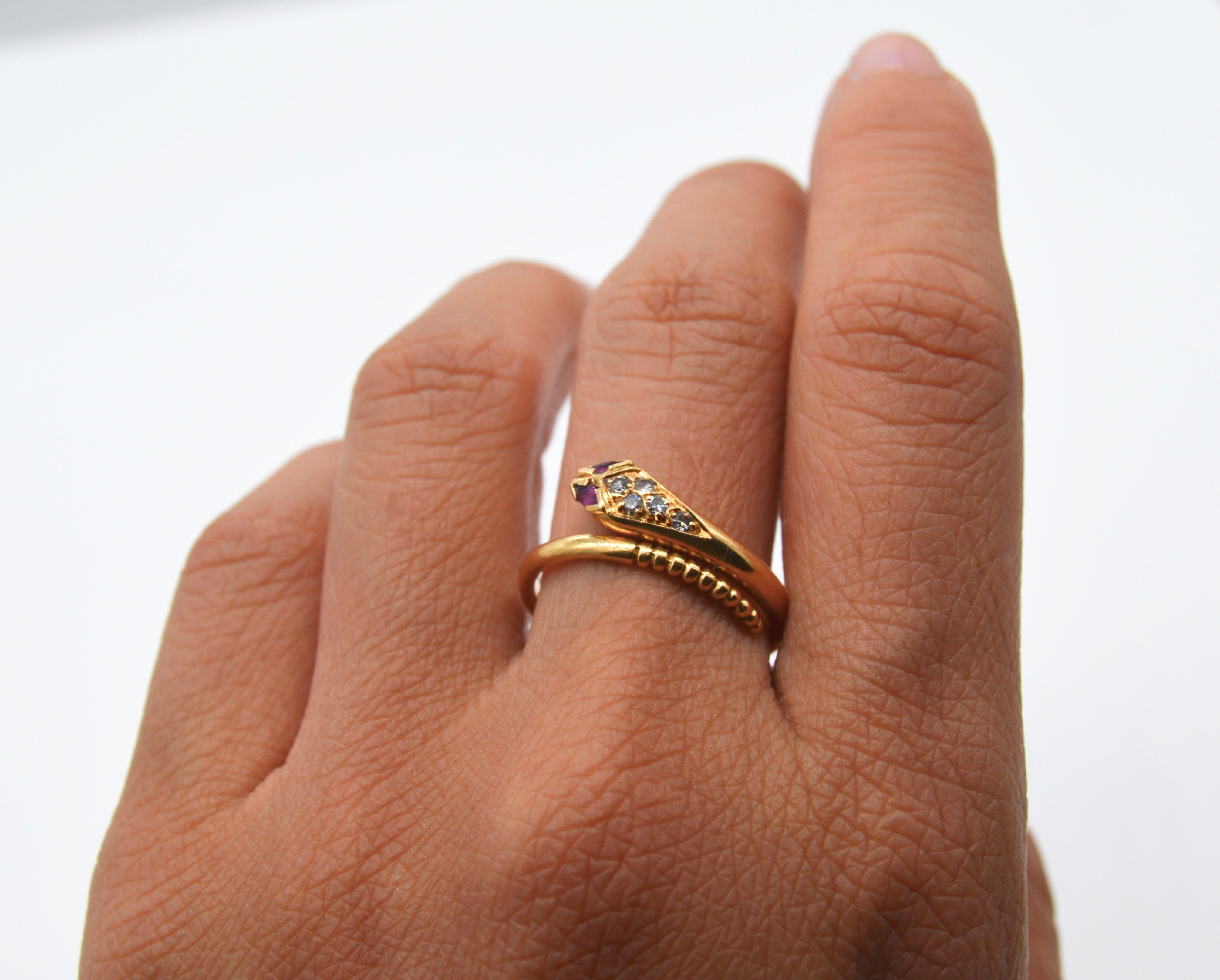 Vintage Ruby Diamond 18 Karat Gold Snake Wrap Ring In Good Condition For Sale In Crownsville, MD