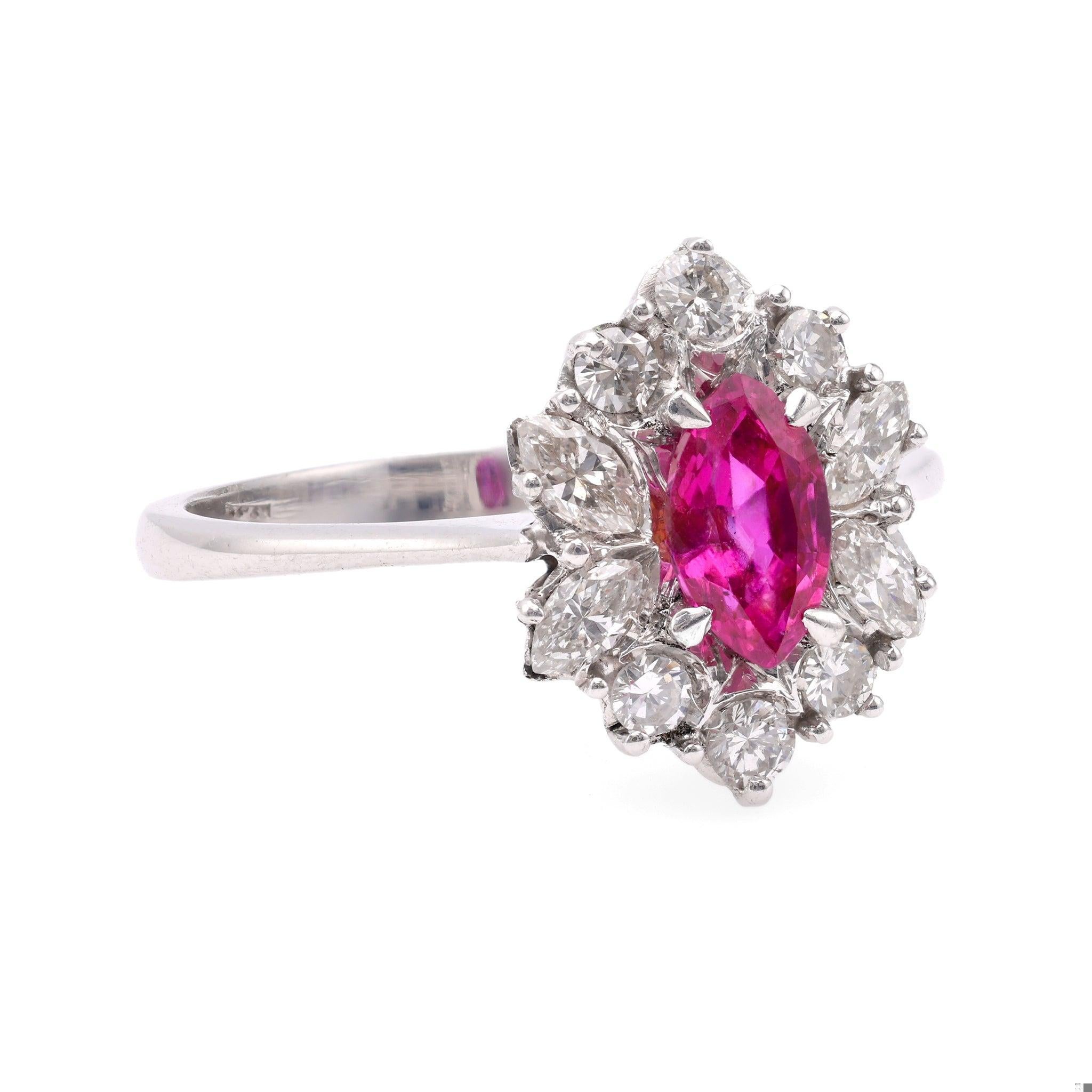 Ein Vintage Rubin Diamant 18k Weißgold Cluster Ring. Mit einem Rubin im Marquise-Schliff mit einem Gewicht von etwa 0,55 Karat. Akzentuiert durch sechs runde Diamanten im Brillant- und vier Diamanten im Marquiseschliff mit einem Gesamtgewicht von