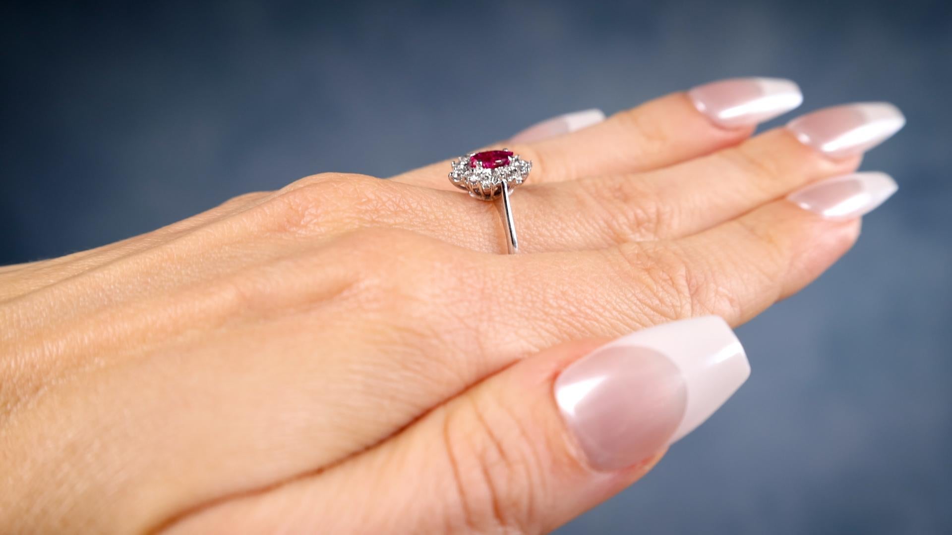 Taglio marquise Anello a grappolo con diamante e rubino d'epoca in oro bianco 18 carati in vendita