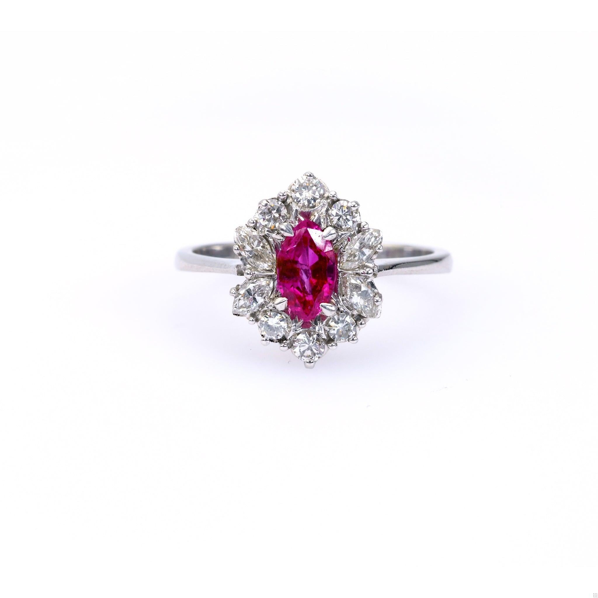 Vintage Ruby Diamond 18k White Gold Cluster Ring im Zustand „Gut“ im Angebot in Beverly Hills, CA