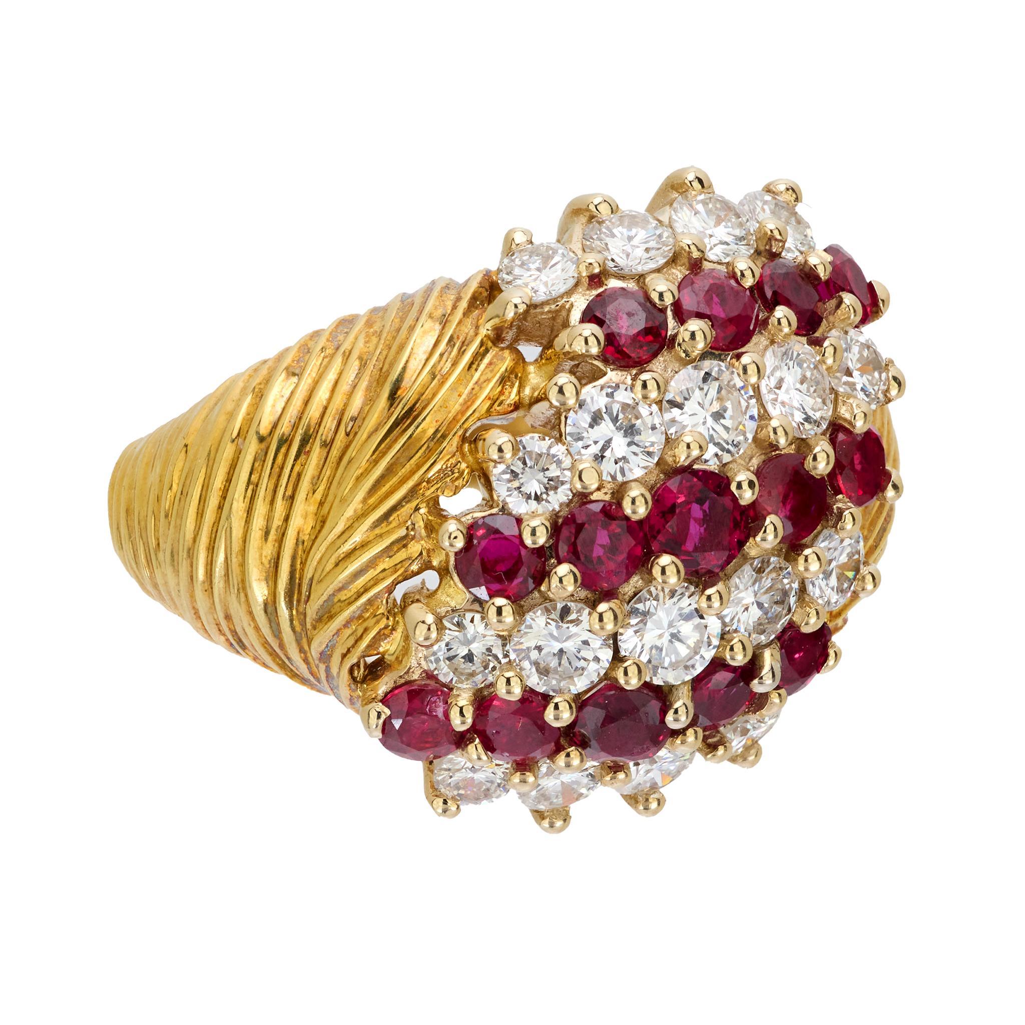 Anillo de cóctel vintage de oro amarillo de 18k con rubí y diamante Moderno en venta
