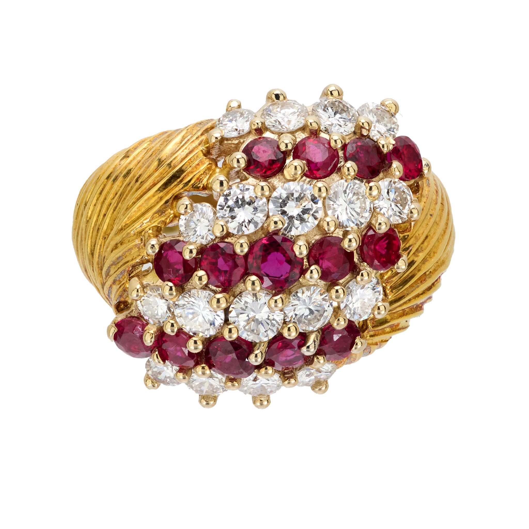Anillo de cóctel vintage de oro amarillo de 18k con rubí y diamante Corte redondo en venta