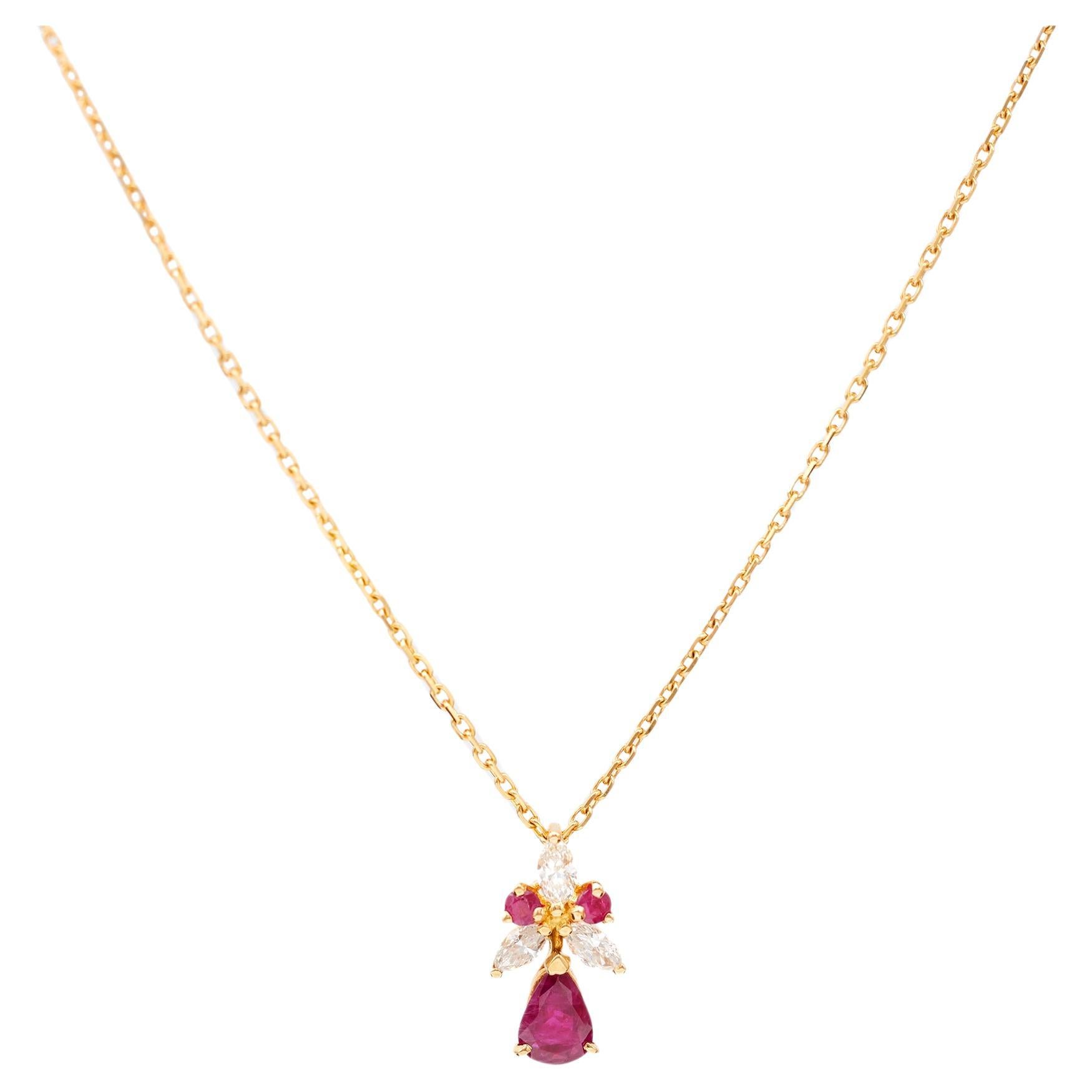 Collier pendentif vintage en or jaune 18k avec rubis et diamants en vente