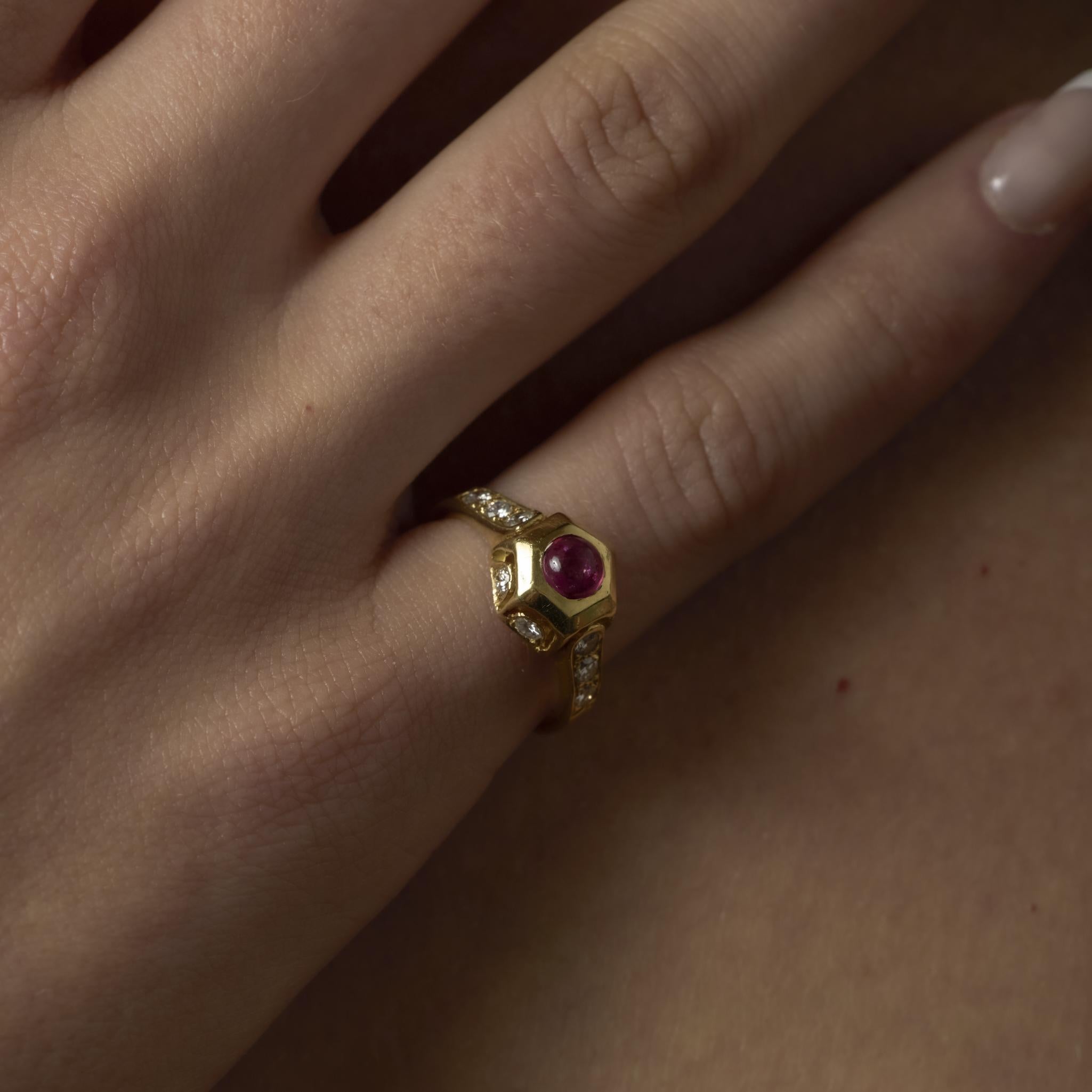 Une charmante bague vintage en or jaune 18k avec un rubis cabochon de 0,60 carat accentué par 0,25 carats de diamants étincelants de couleur F VS-SI pour une élégance intemporelle.
