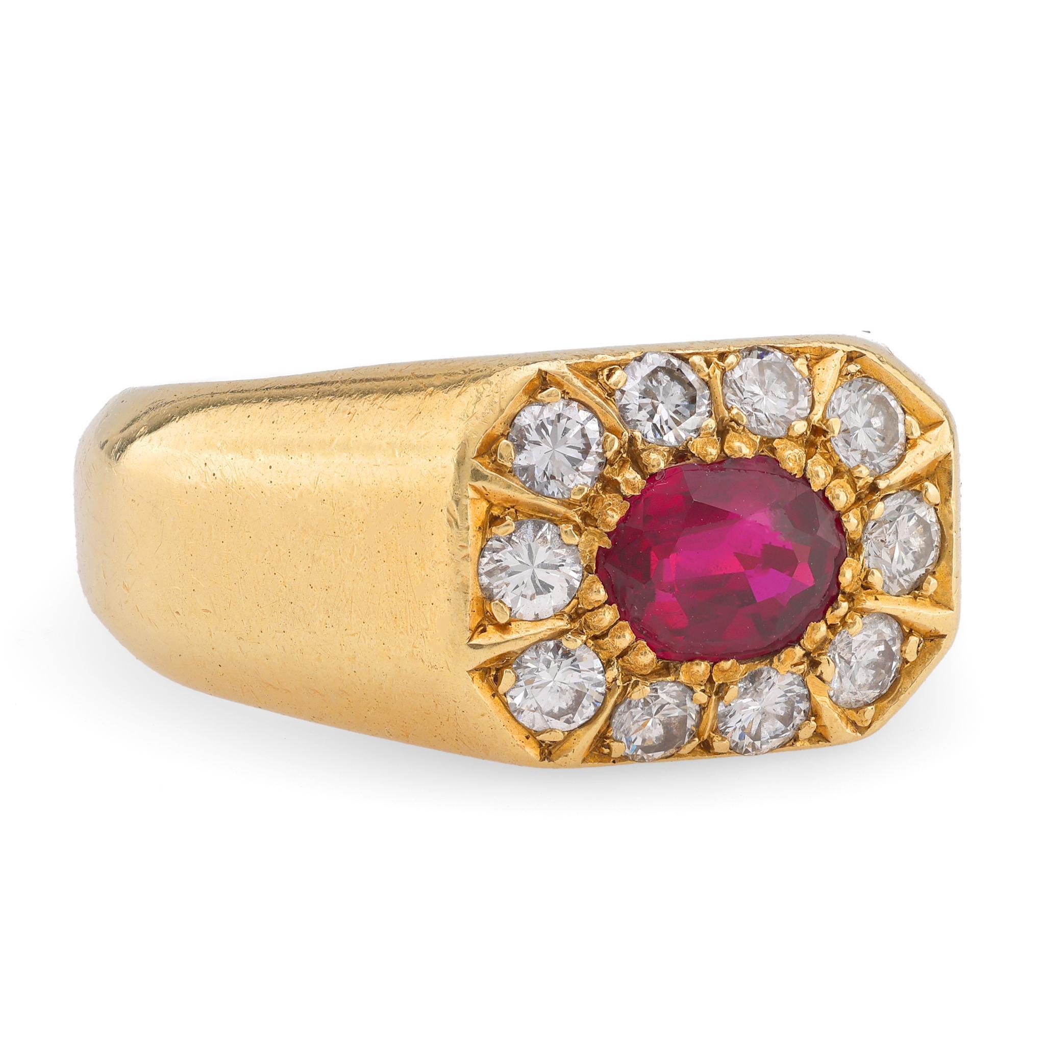 Anillo vintage de oro amarillo de 18 quilates con rubí y diamantes Corte oval