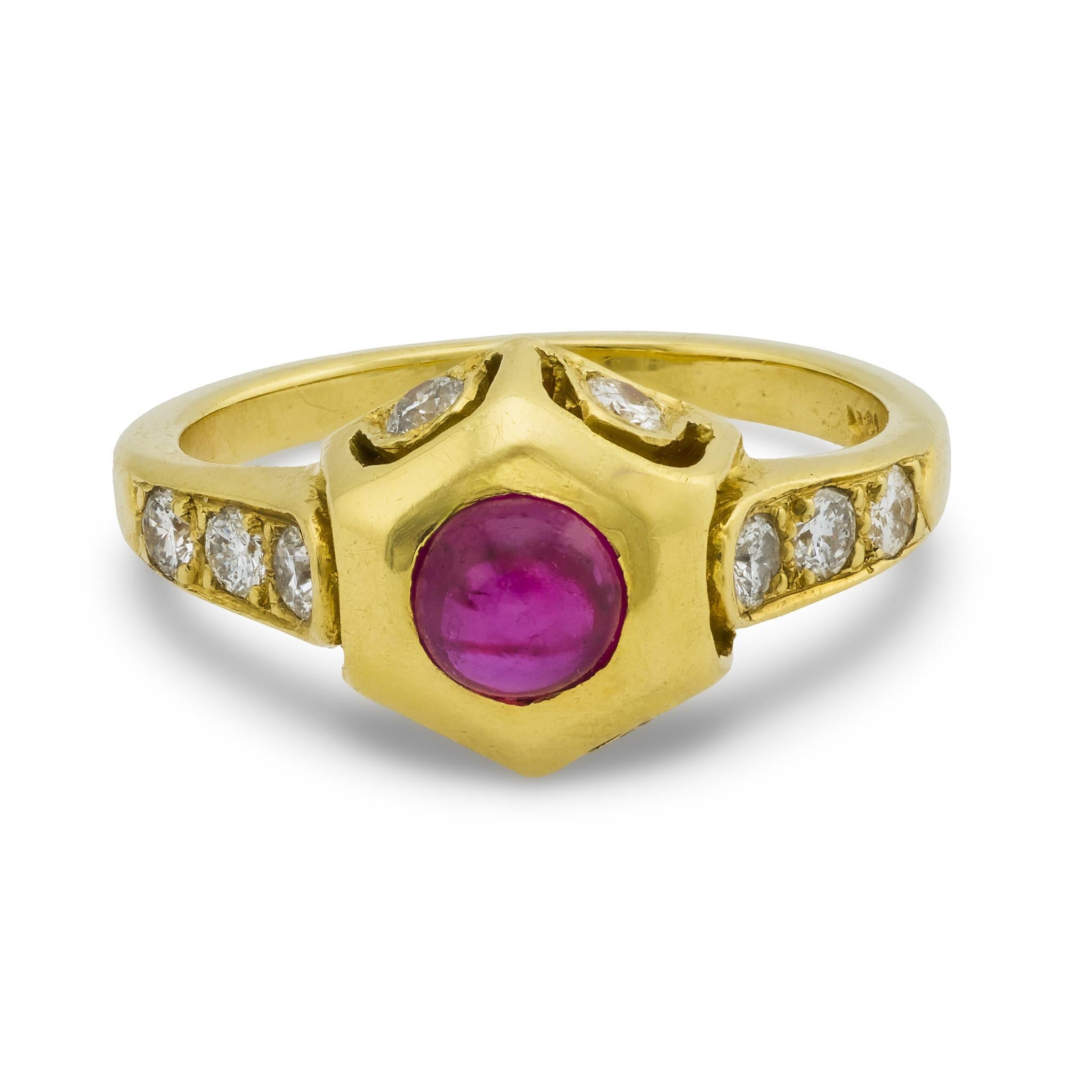 Contemporain Bague vintage en or jaune 18 carats avec rubis et diamants en vente