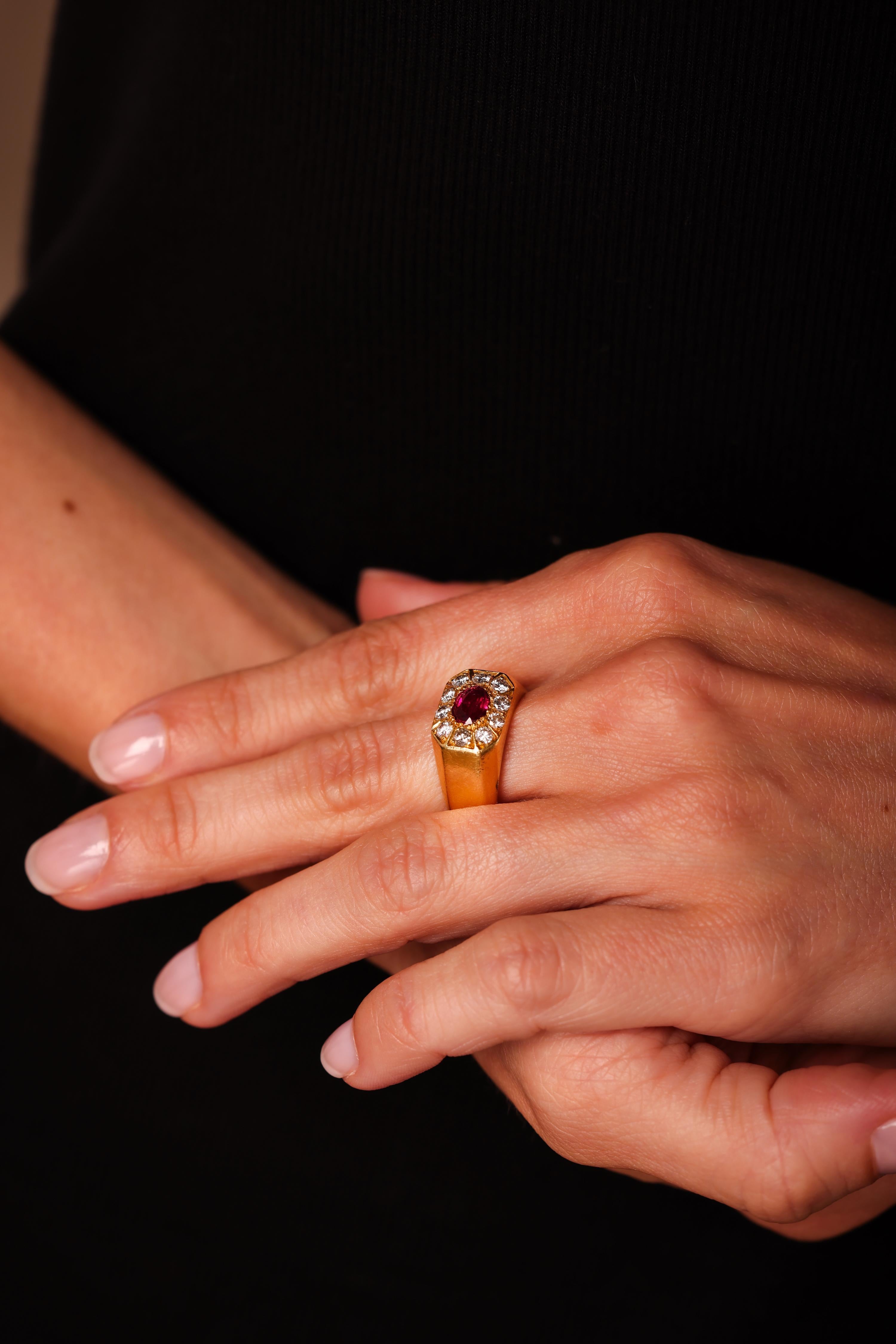 Anillo vintage de oro amarillo de 18 quilates con rubí y diamantes en Excelente Estado en Beverly Hills, CA