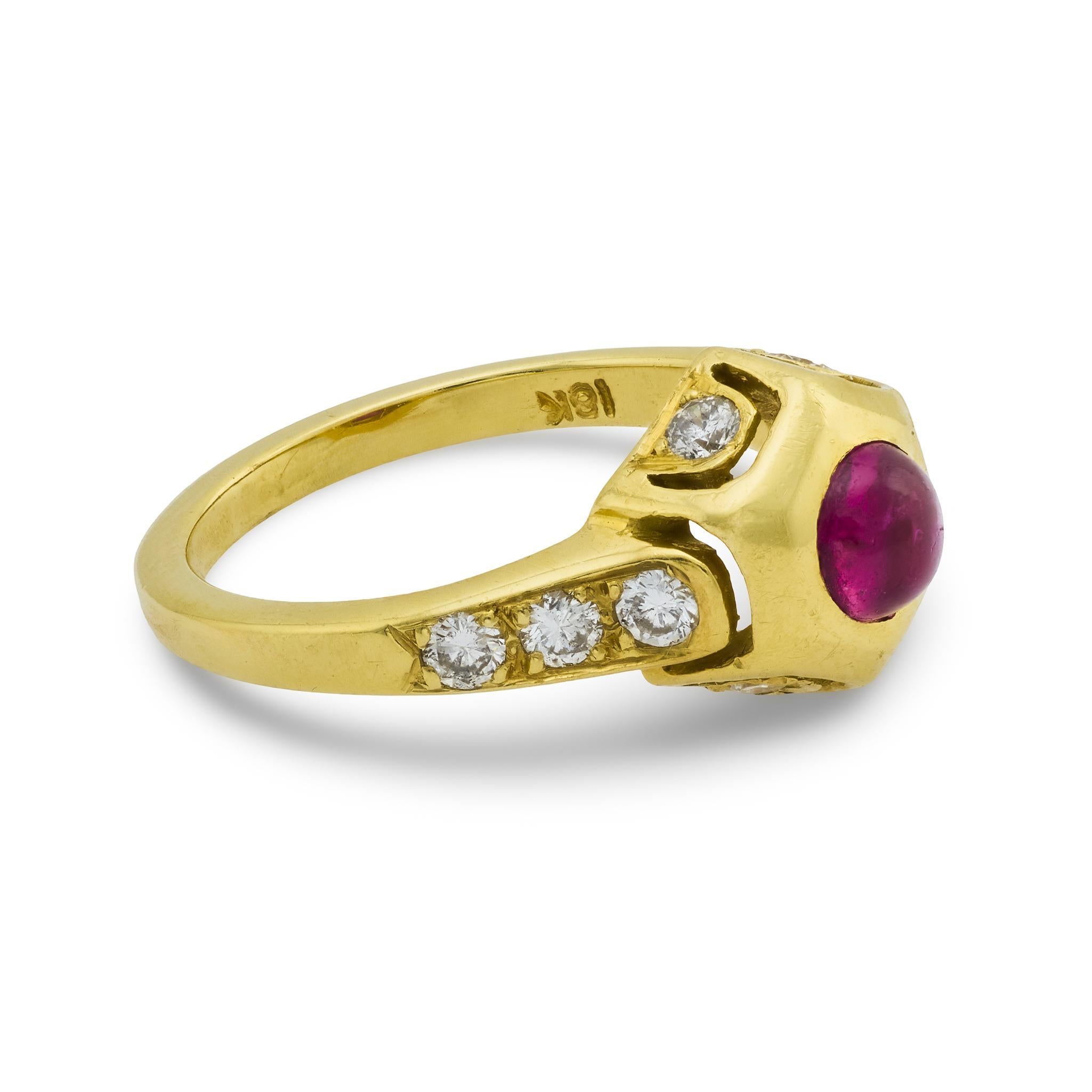 Bague vintage en or jaune 18 carats avec rubis et diamants Bon état - En vente à Beverly Hills, CA