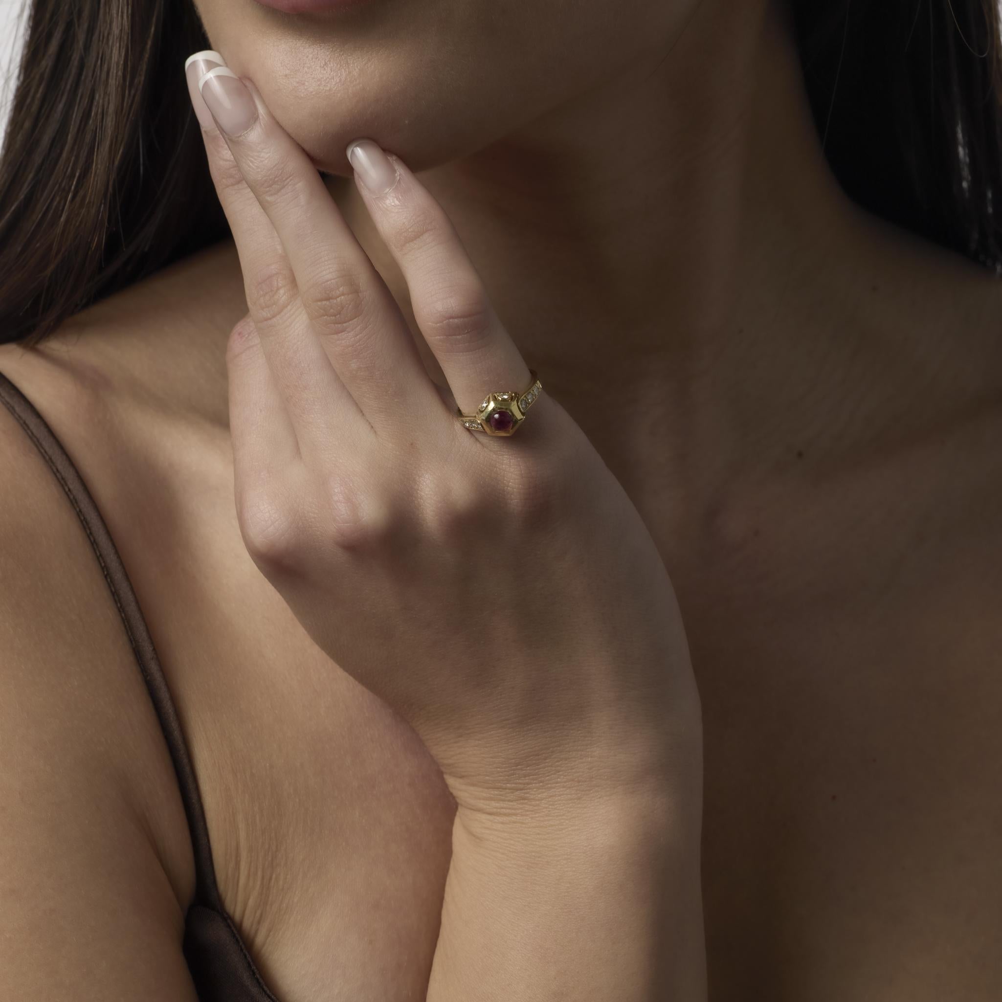 Bague vintage en or jaune 18 carats avec rubis et diamants Pour femmes en vente