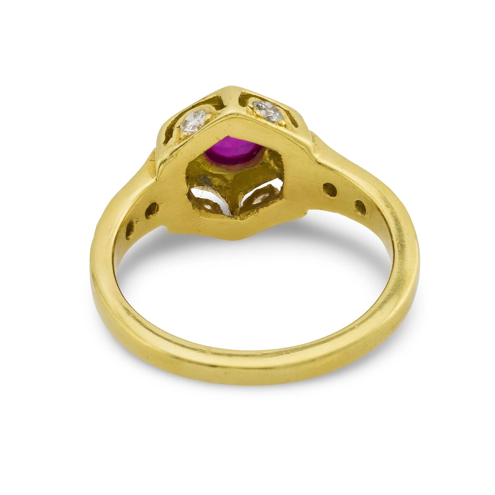 Bague vintage en or jaune 18 carats avec rubis et diamants en vente 1