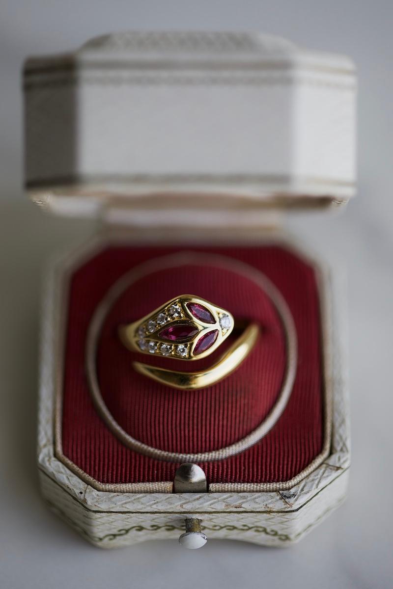 Vintage Schlangenring, Rubin, Diamant, 18 Karat Gelbgold für Damen oder Herren im Angebot