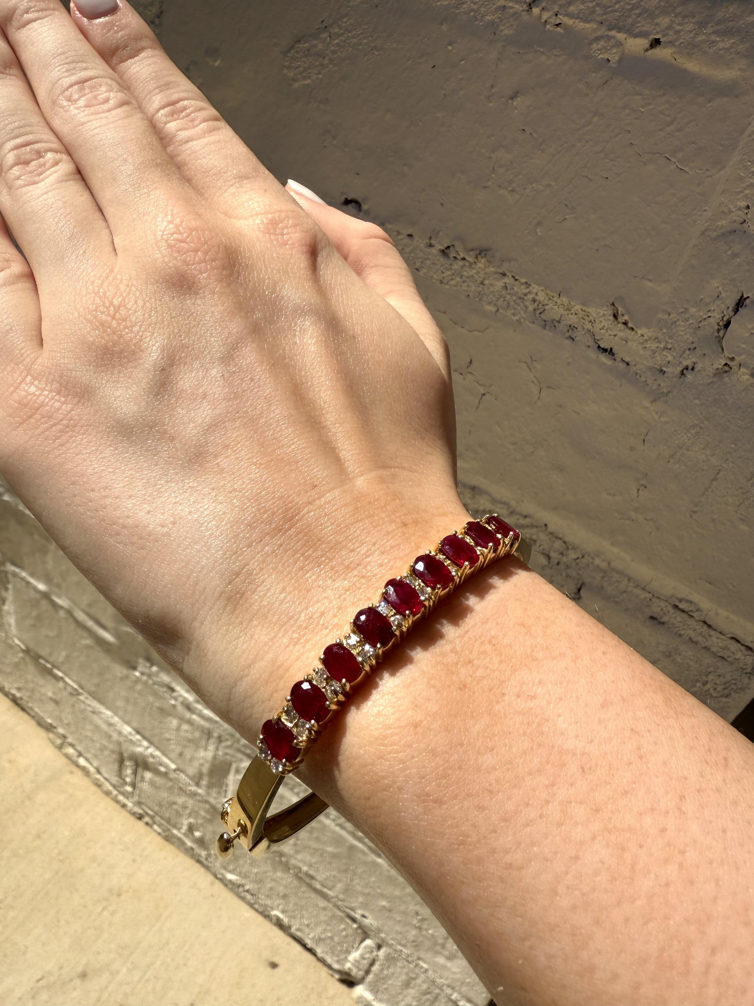 Nous adorons ce bracelet classique en rubis et diamants !

Détails du bracelet
Matériau : Or jaune 14K
Largeur de la tête : 6 mm
Hauteur de la tête : 5mm
Poids : 19.9 grammes
Taille du poignet : 7 pouces

Accentué par les pierres précieuses