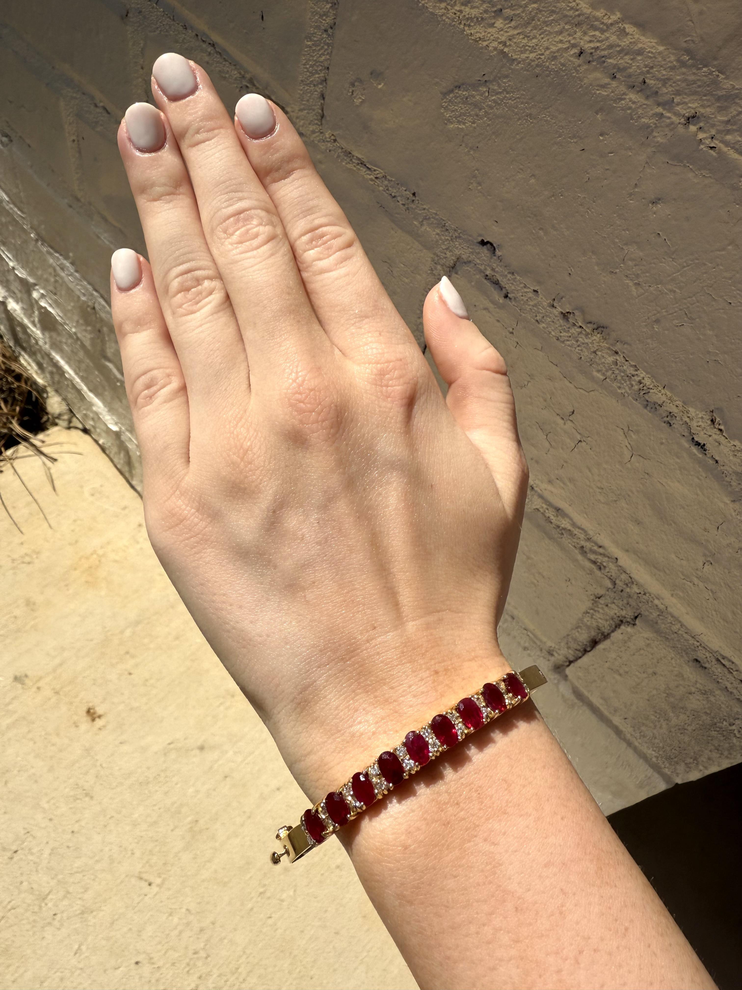 Rétro Bracelet jonc vintage en or jaune 14 carats avec rubis et diamants en vente