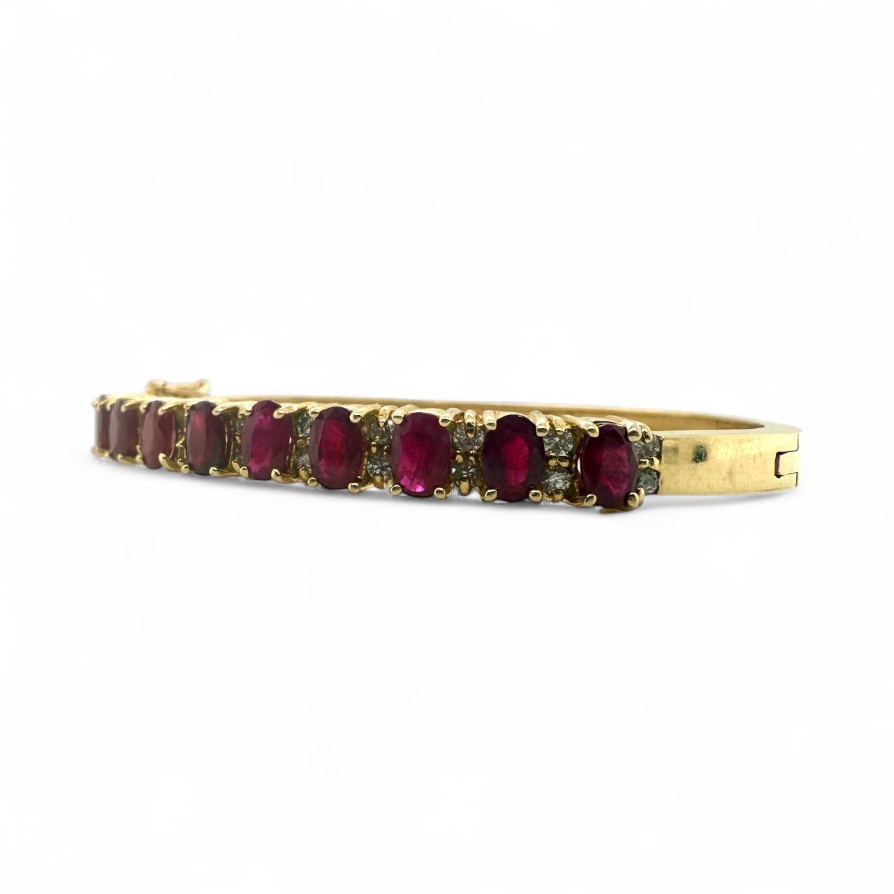 Taille ovale Bracelet jonc vintage en or jaune 14 carats avec rubis et diamants en vente