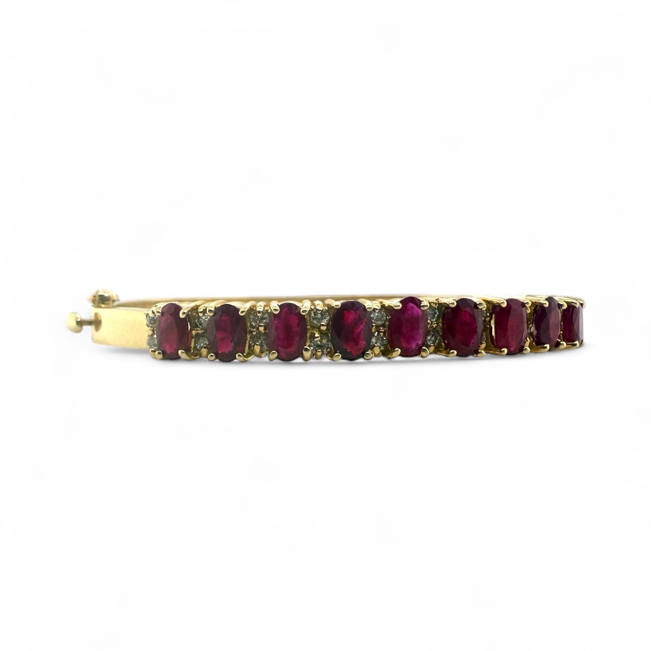 Bracelet jonc vintage en or jaune 14 carats avec rubis et diamants Excellent état - En vente à Montgomery, AL
