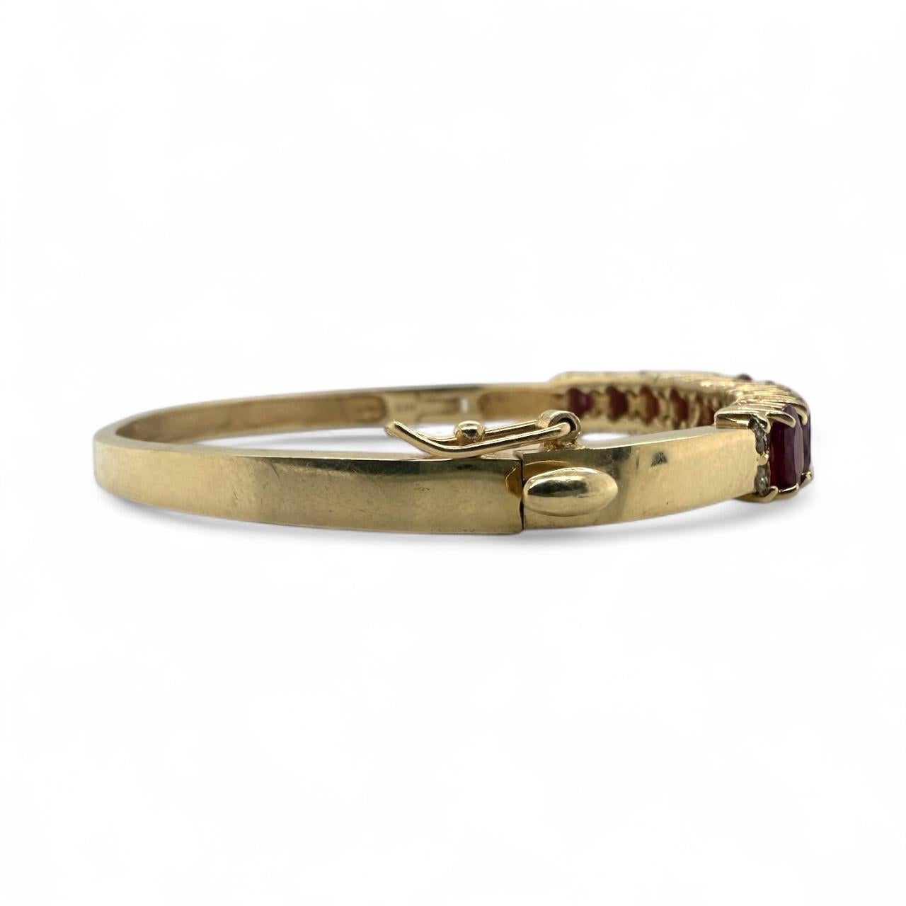 Bracelet jonc vintage en or jaune 14 carats avec rubis et diamants en vente 1