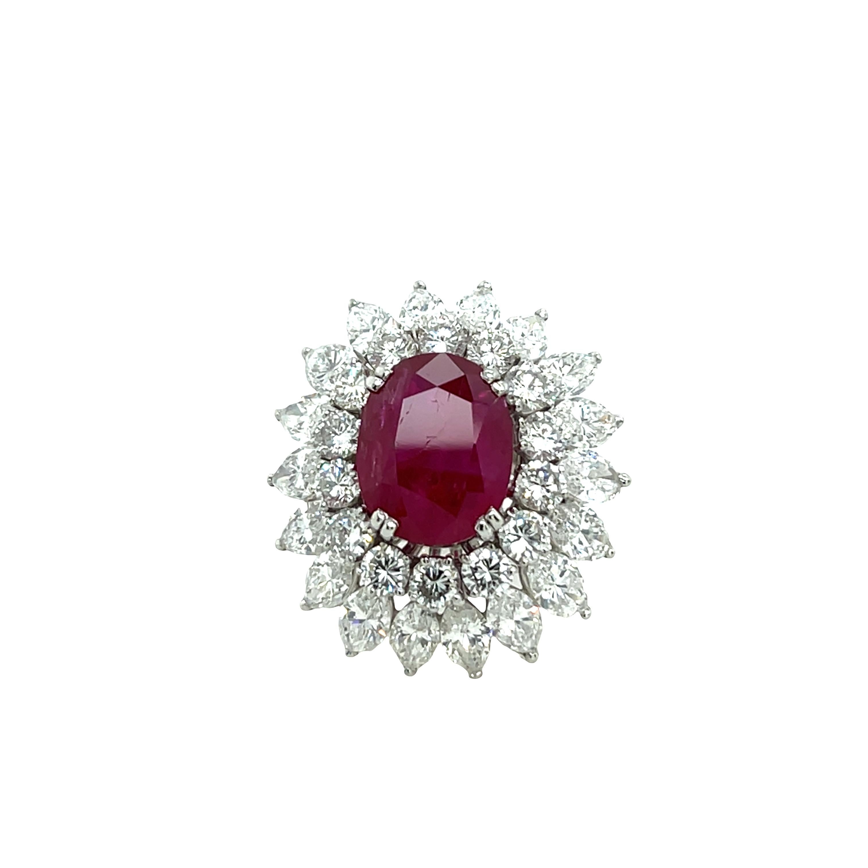 
Ein atemberaubender Vintage-Cluster-Ring mit einem außergewöhnlichen 
7,40ct ovaler Rubin in der Mitte. Der leuchtend rote Edelstein ist umgeben von 
durch einen beeindruckenden natürlichen Diamanten im Marquise-Schliff, 
insgesamt ca. 10,0 ct,