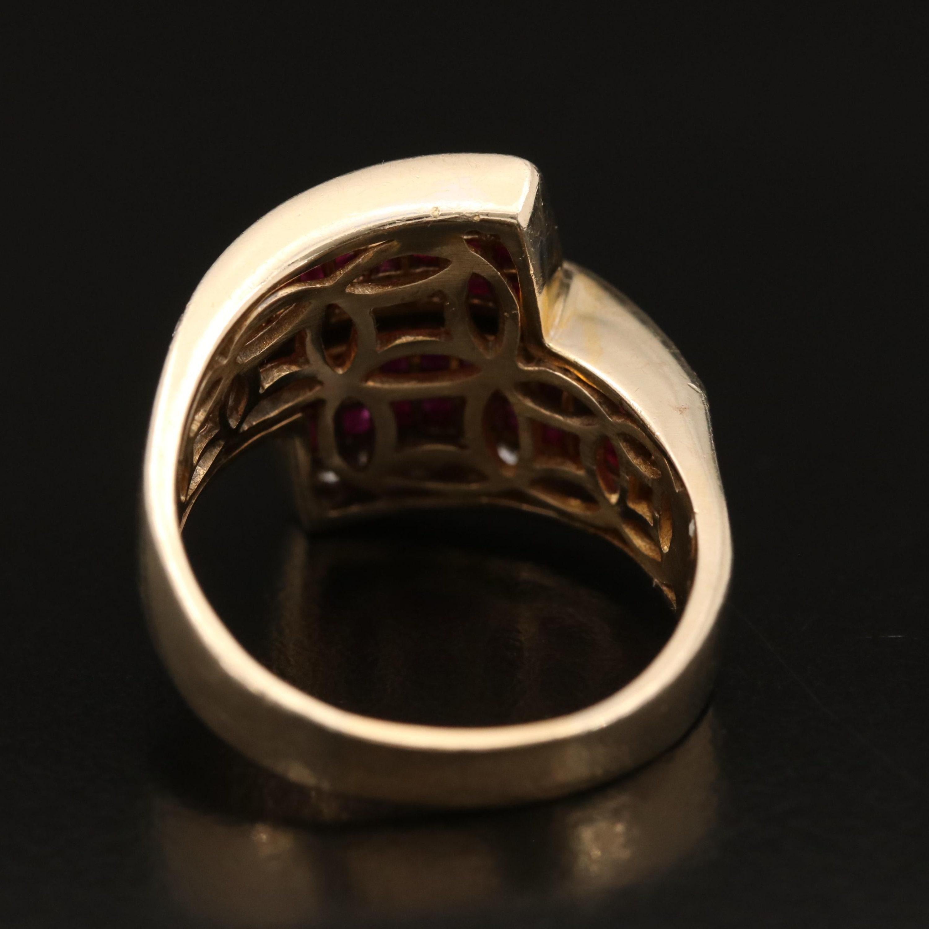 Im Angebot: Vintage Rubin & Diamant Cluster Hochzeitsring Art Deco Rubin Diamant Cocktail-Ring () 4