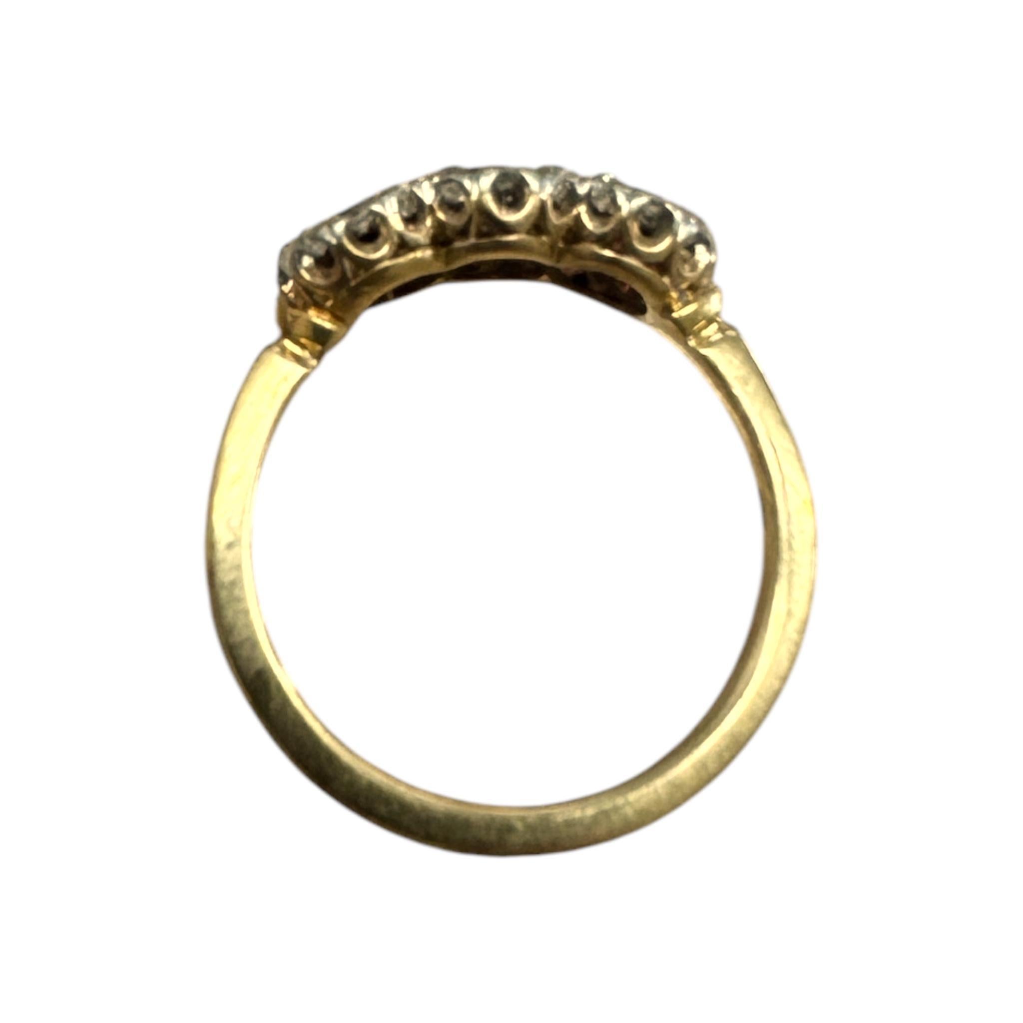 Anillo de cóctel vintage de rubíes y diamantes en venta 4