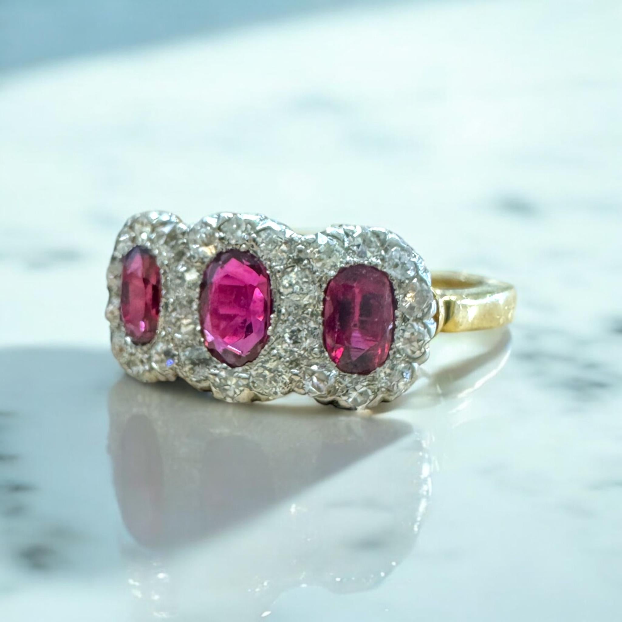 ¡¡Nos encanta este anillo vintage con halo de rubíes y diamantes!!

Detalles del anillo
Material: Oro amarillo y blanco de 14 quilates
Época: Art Decó 1920 - 1940
Anchura del cabezal: 8,3 mm
Altura de la cabeza: 3,2 mm
Anchura de la caña: 2,1