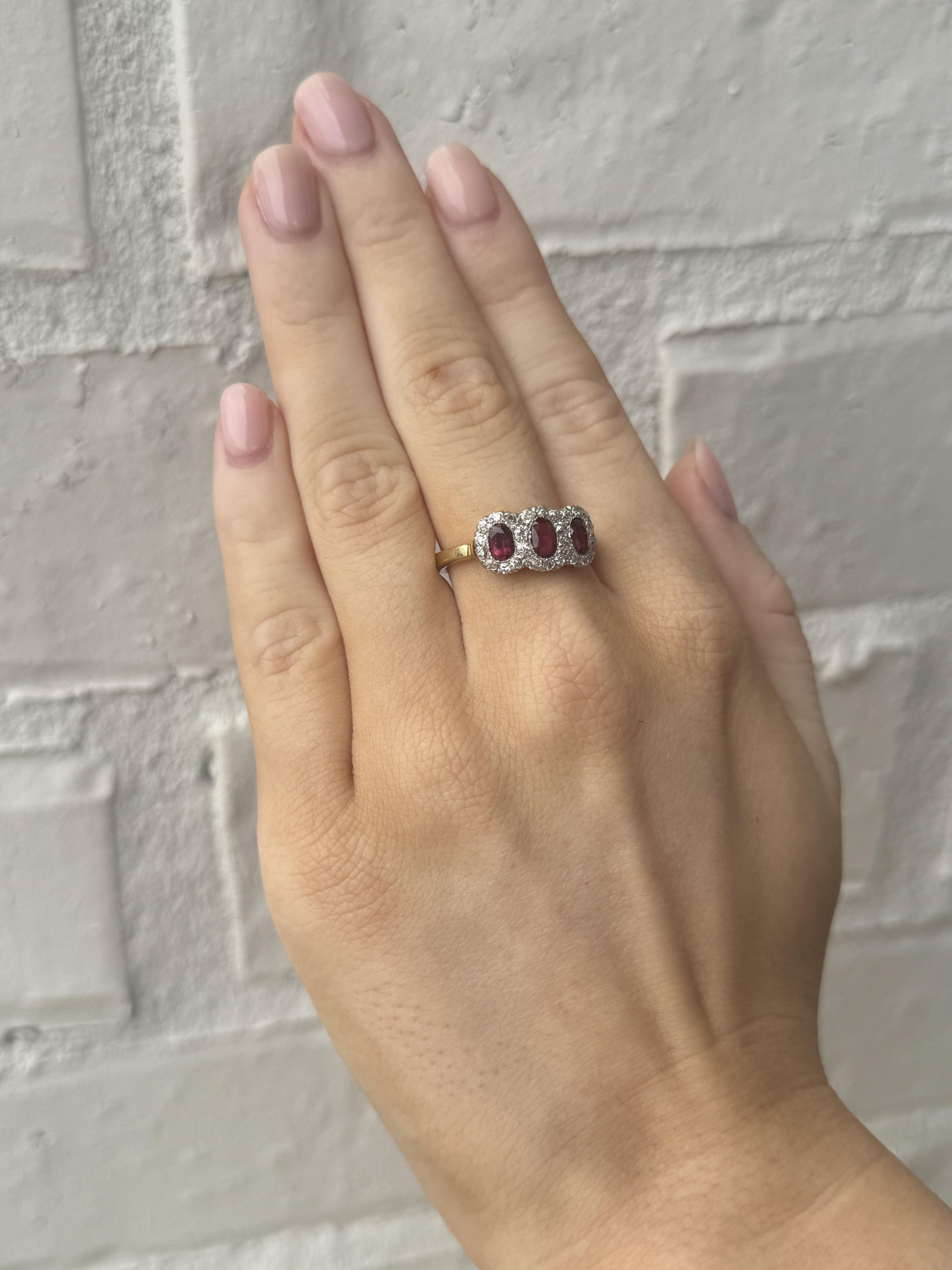 Anillo de cóctel vintage de rubíes y diamantes Art Decó en venta