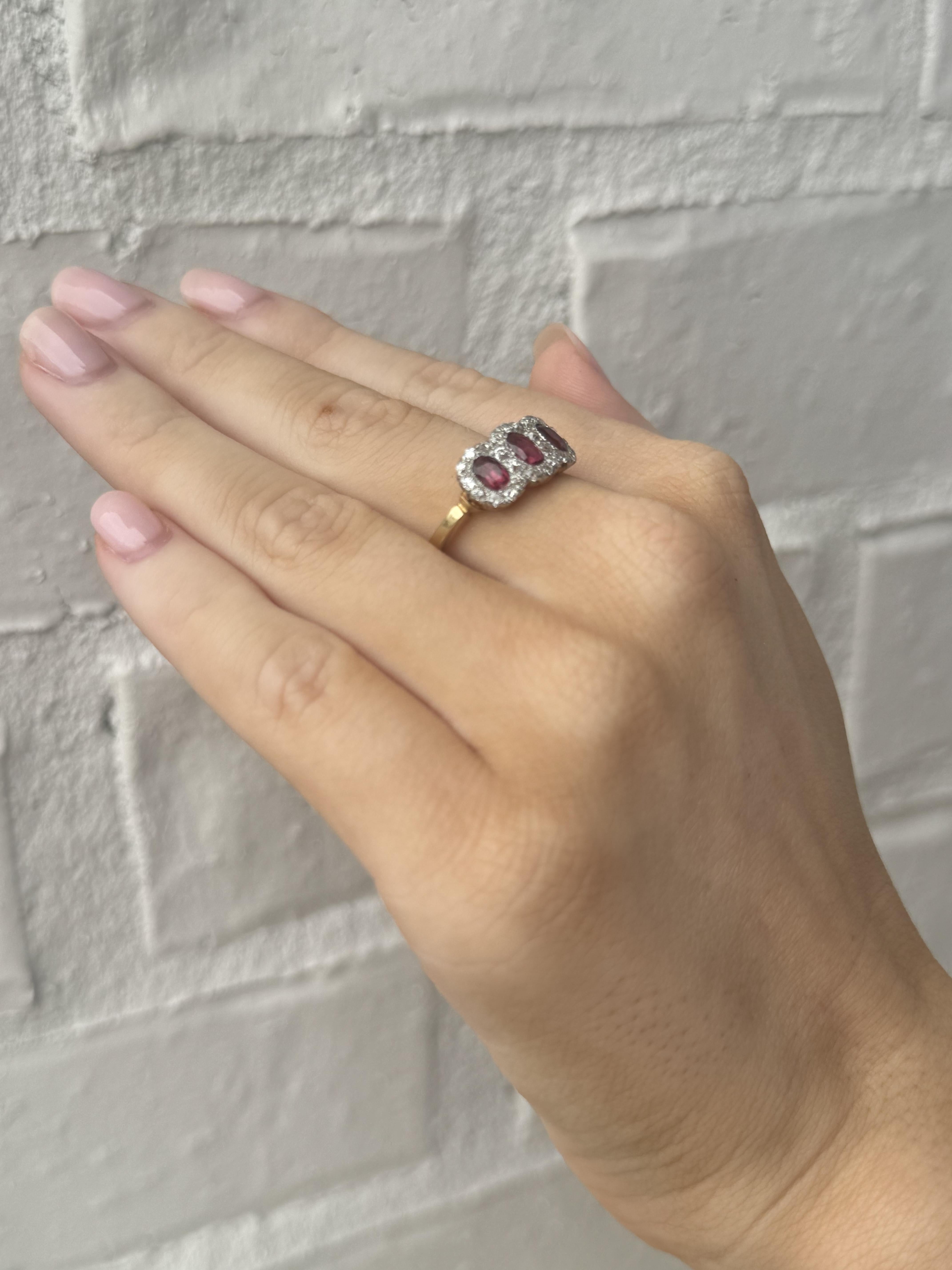 Anillo de cóctel vintage de rubíes y diamantes Corte oval en venta