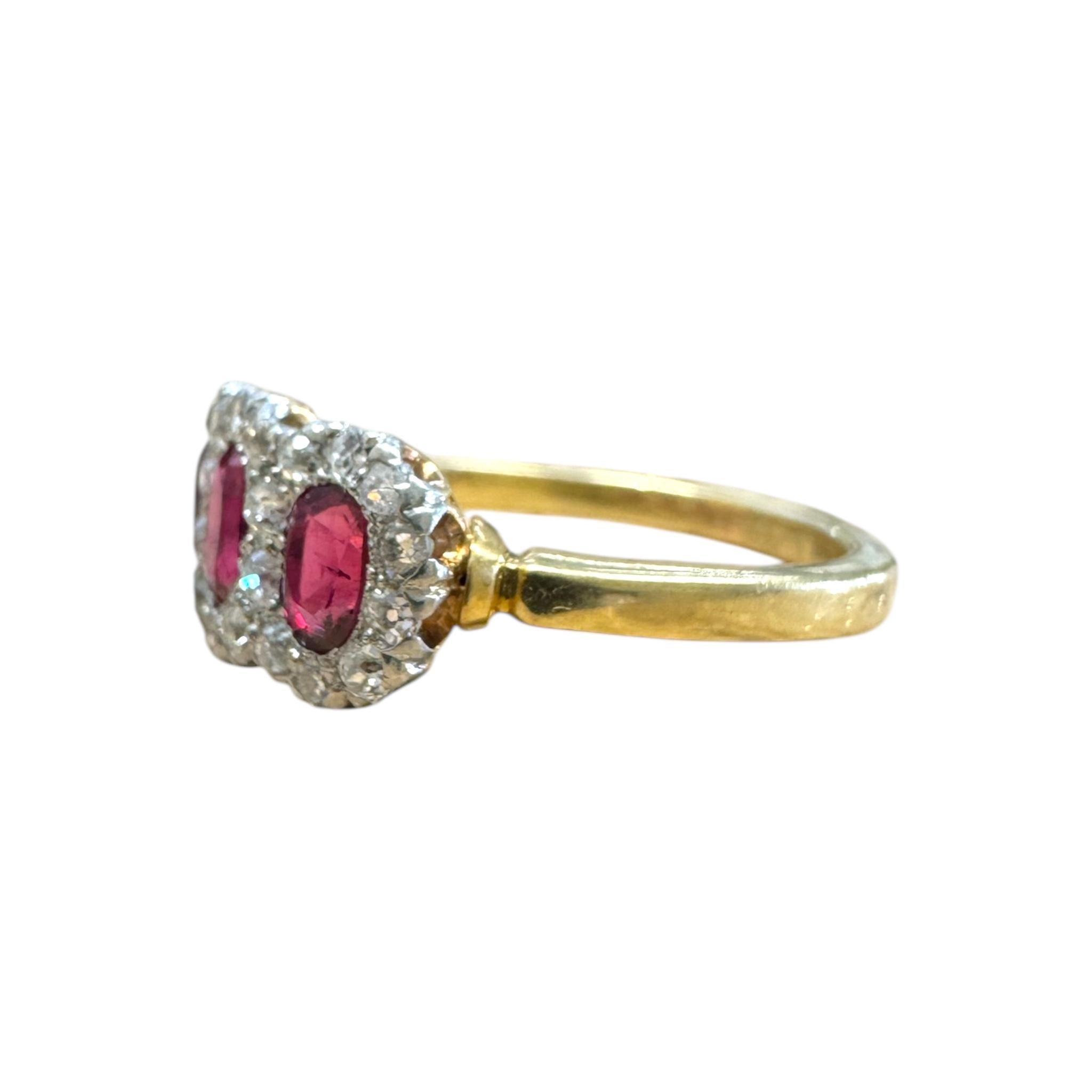 De las mujeres Anillo de cóctel vintage de rubíes y diamantes en venta