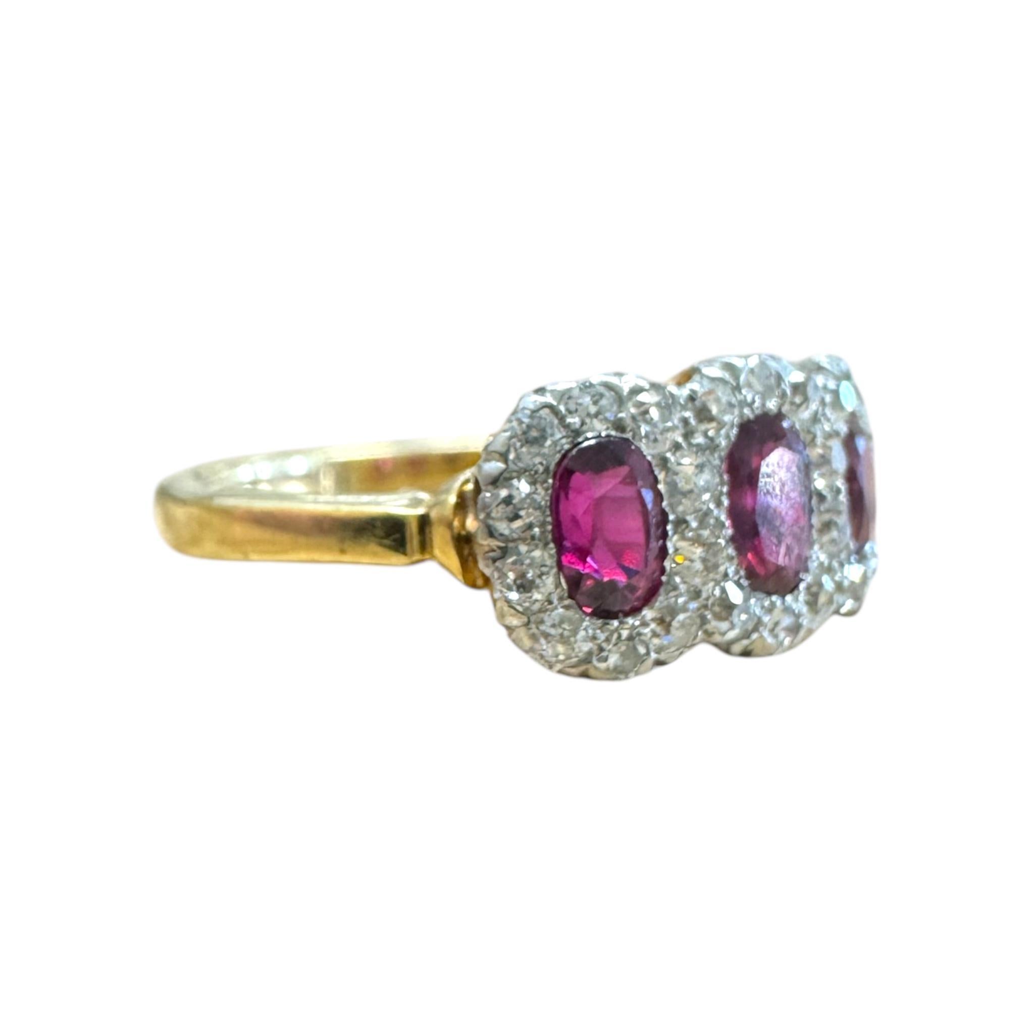 Anillo de cóctel vintage de rubíes y diamantes en venta 1