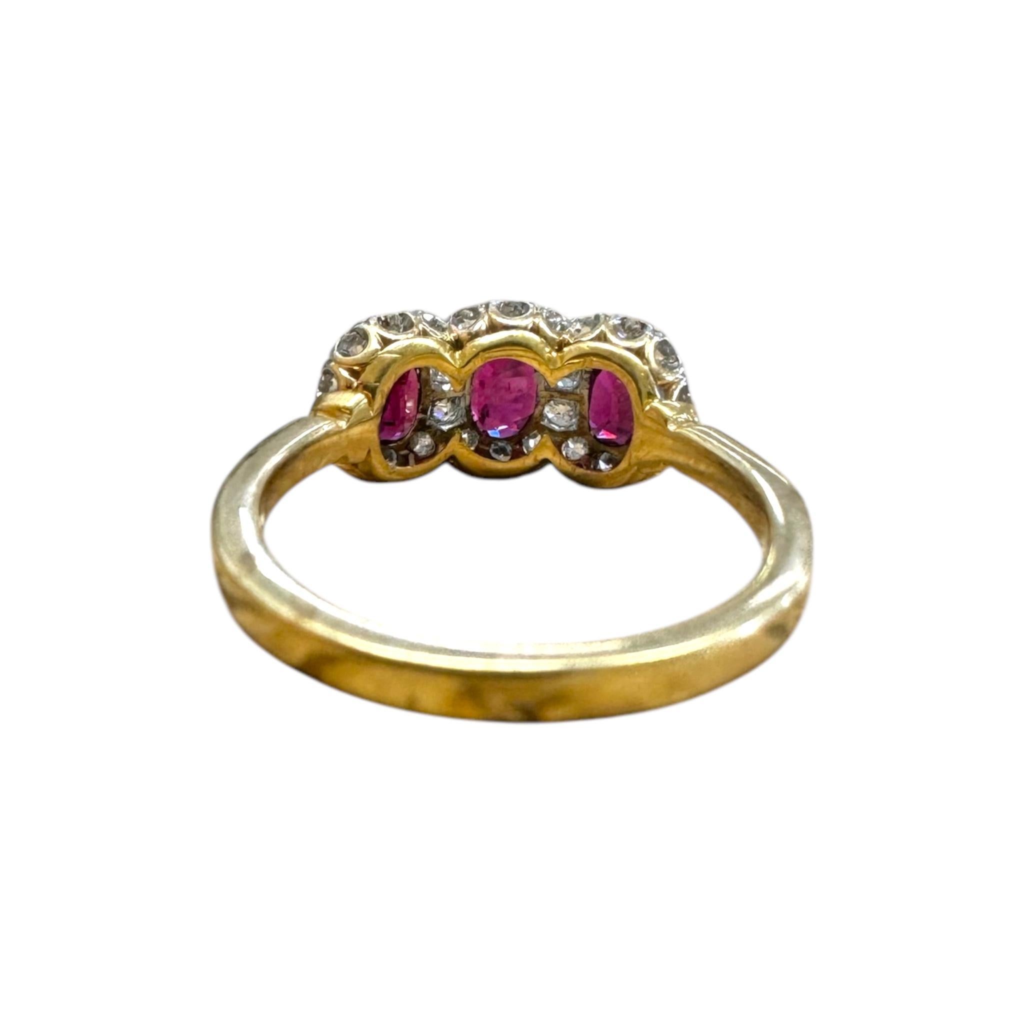 Anillo de cóctel vintage de rubíes y diamantes en venta 3