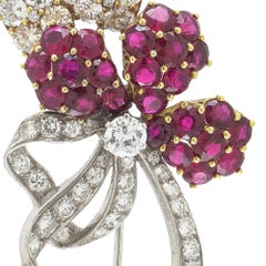 Broche vintage en forme de fleur, rubis et diamants, or 18 carats