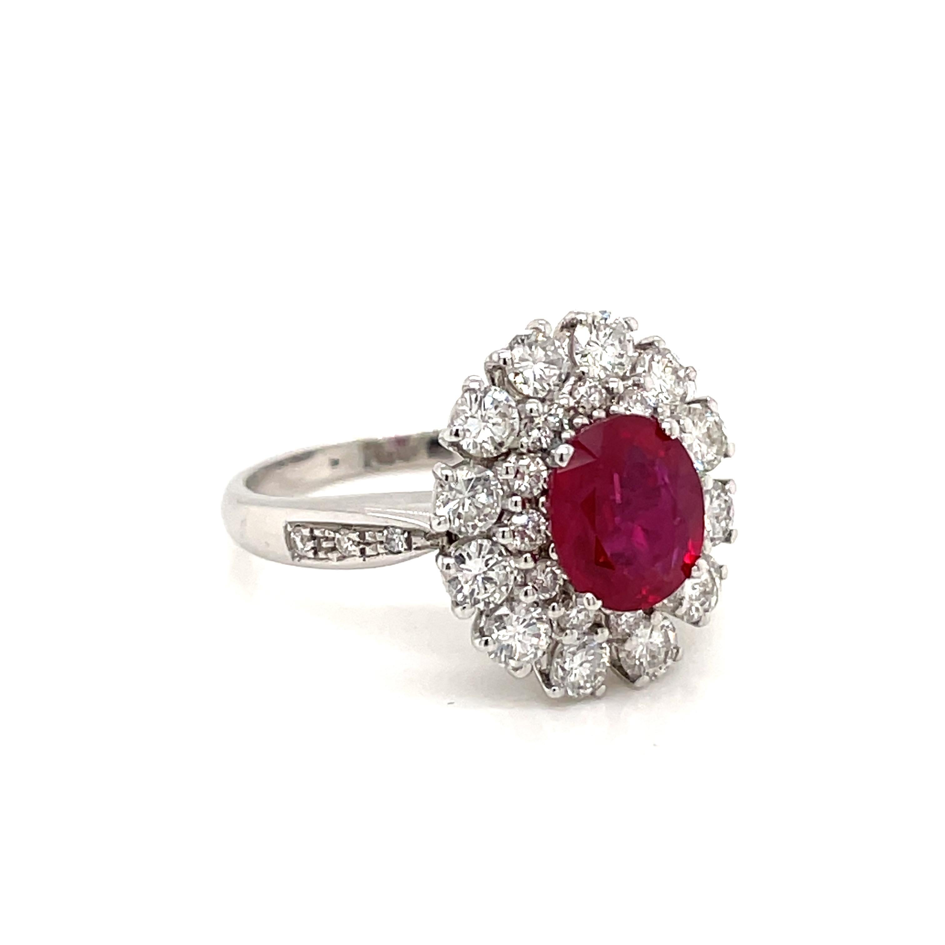 Vintage Ruby Diamond Gold Cluster Ring In Excellent Condition For Sale In Napoli, Italy