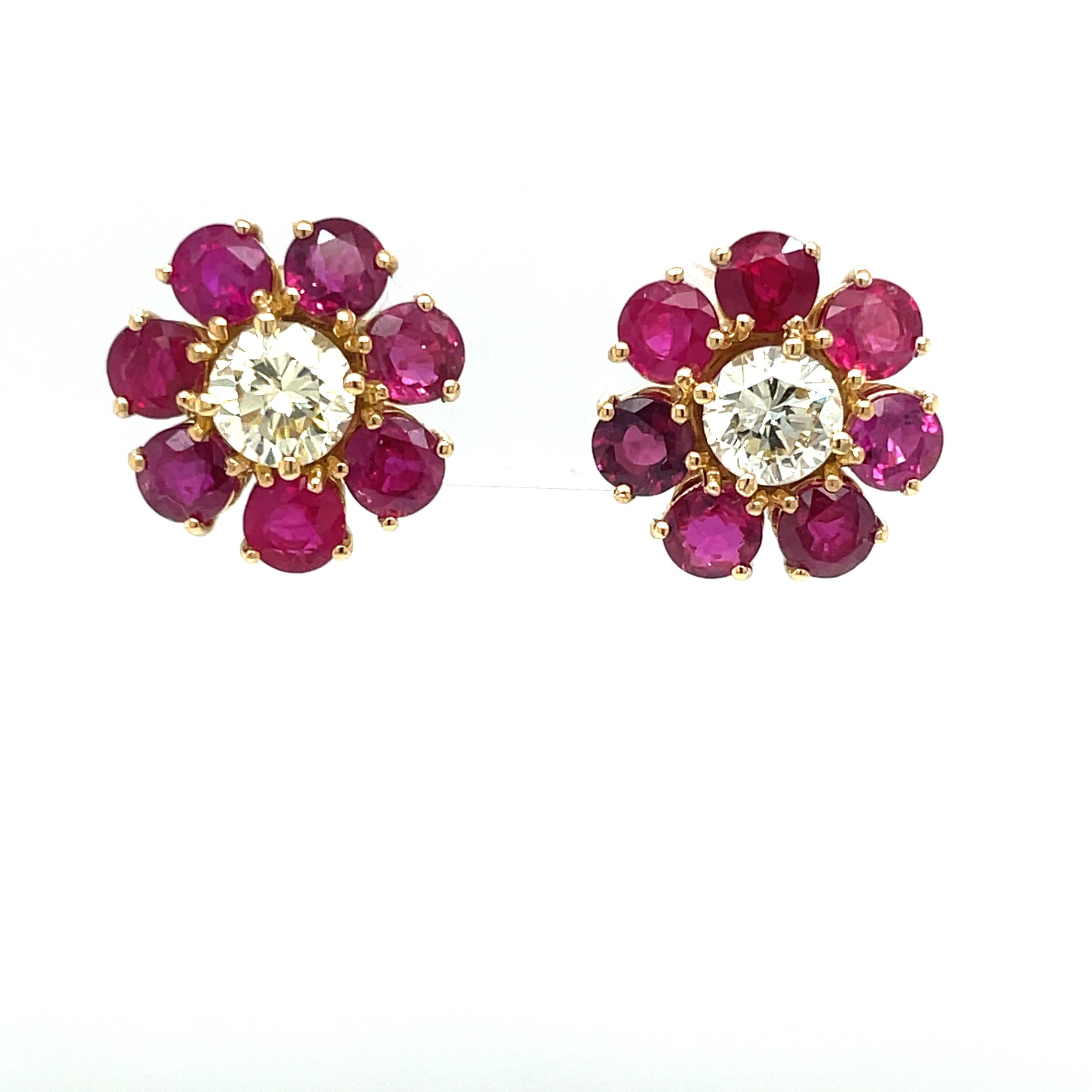 Pretty pair of vintage diamond cluster earrings set in solid 18k  Yellow Gold. They are set with Natural Ruby and with two large Round Old European cut Diamonds in the center graded clarity VS, light fancy.
Origin Italy 1950

CONDITION: Pre-owned -