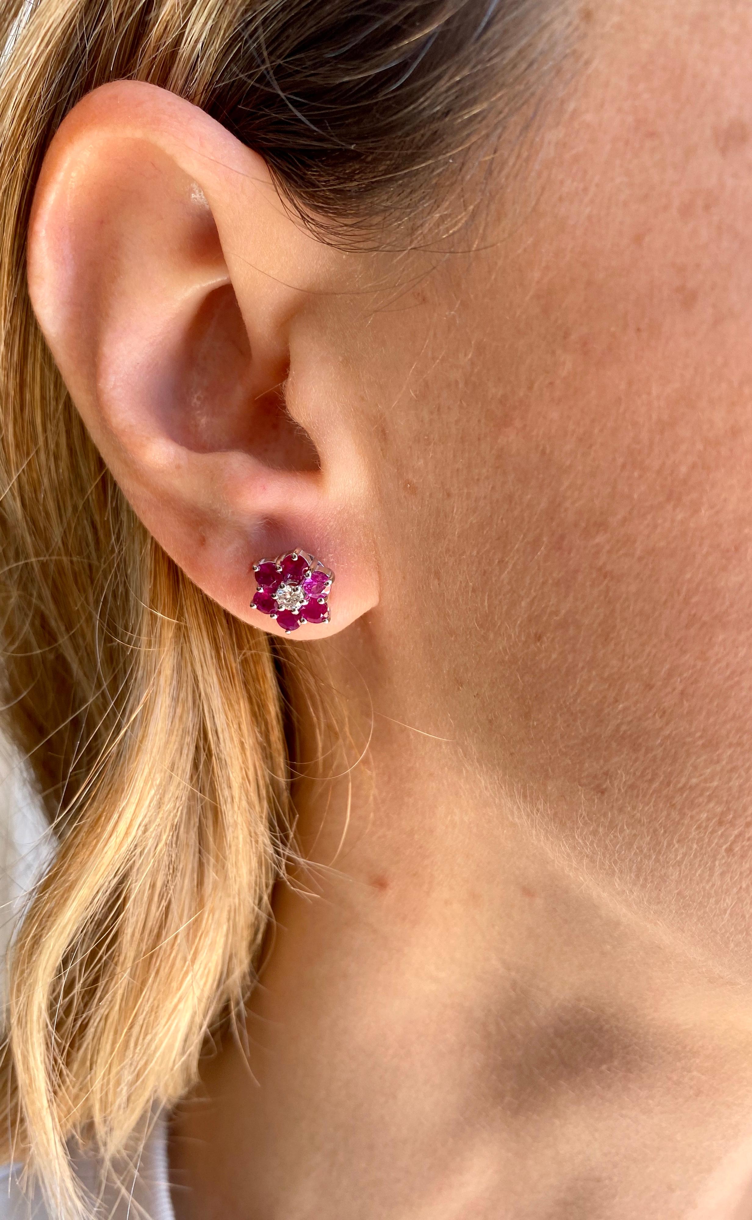 Vintage Ruby Diamond Gold Cluster Stud Earrings In Excellent Condition For Sale In Napoli, Italy