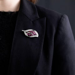 Spilla a forma di foglia di rubino e diamante d'epoca, 1980-90