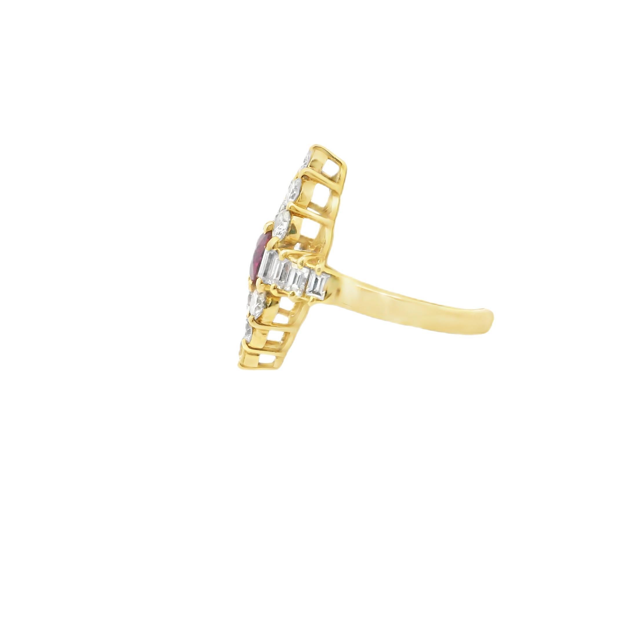 Elegante, scultoreo e senza dubbio vintage, questo anello in oro giallo 18 carati offre un glamour di grande impatto in una silhouette raffinata. Il cuore del gioiello è un vivido rubino da 0,83 carati, che brilla in un mare di diamanti da 1,63