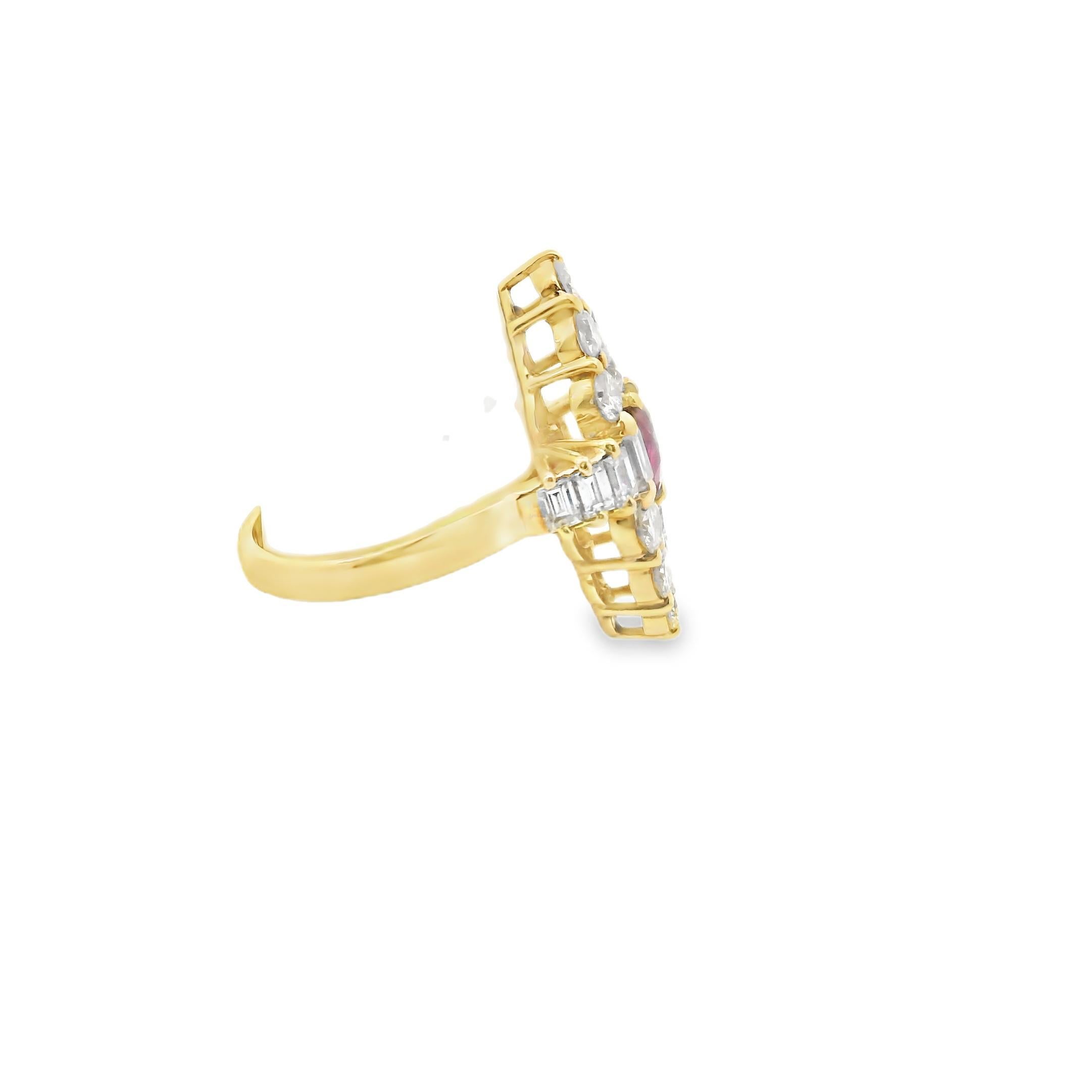 Taglio marquise Anello Marquise con rubino e diamanti d'epoca in oro 18 carati in vendita