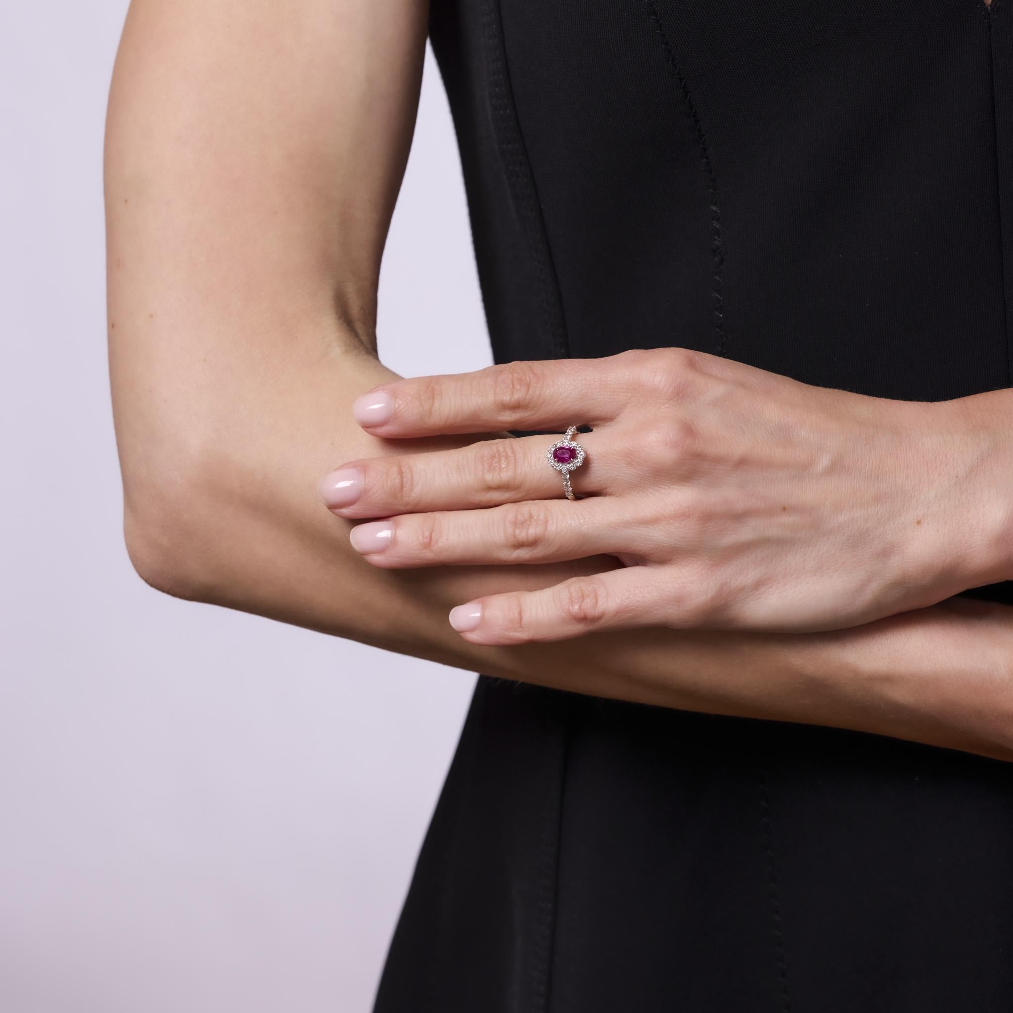 Dieser elegante Vintage-Cluster-Ring zeigt einen lebhaften ovalen Rubin von 0,63 Karat, umgeben von 20 funkelnden Diamanten. In glattem Platin gefasst, strahlt er klassische Schönheit und raffinierten Charme der 1990er Jahre aus.